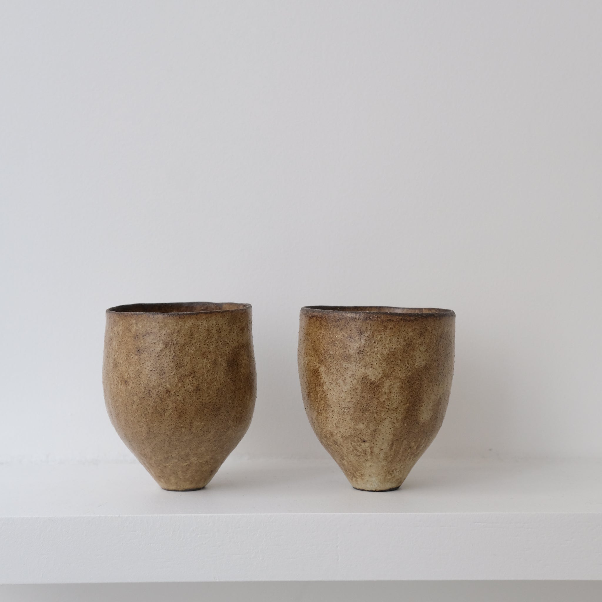 Tasse en grès noir 150ml / ocre de Sophie Vaidie chez Brutal Ceramics