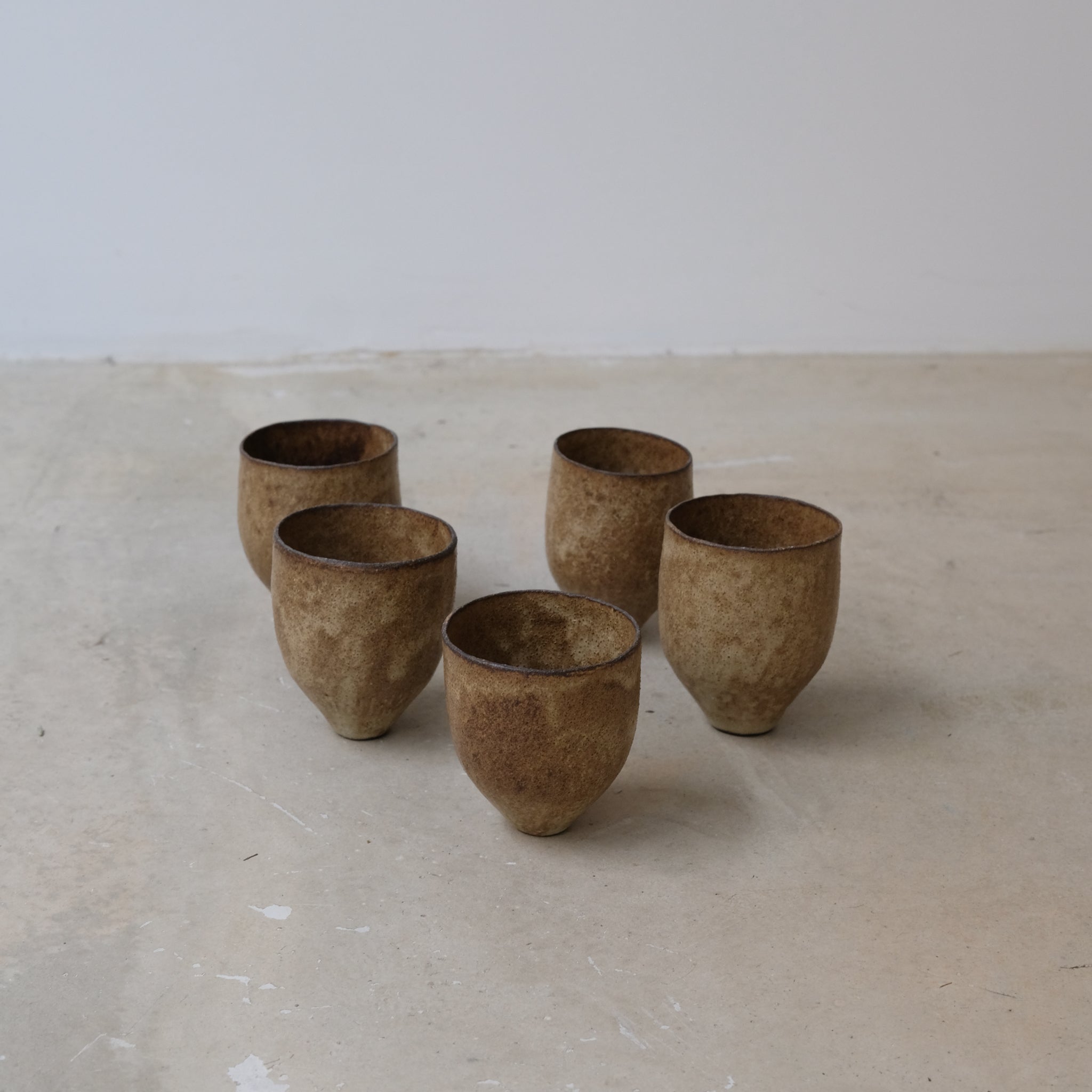 Tasse en grès noir 150ml / ocre de Sophie Vaidie chez Brutal Ceramics