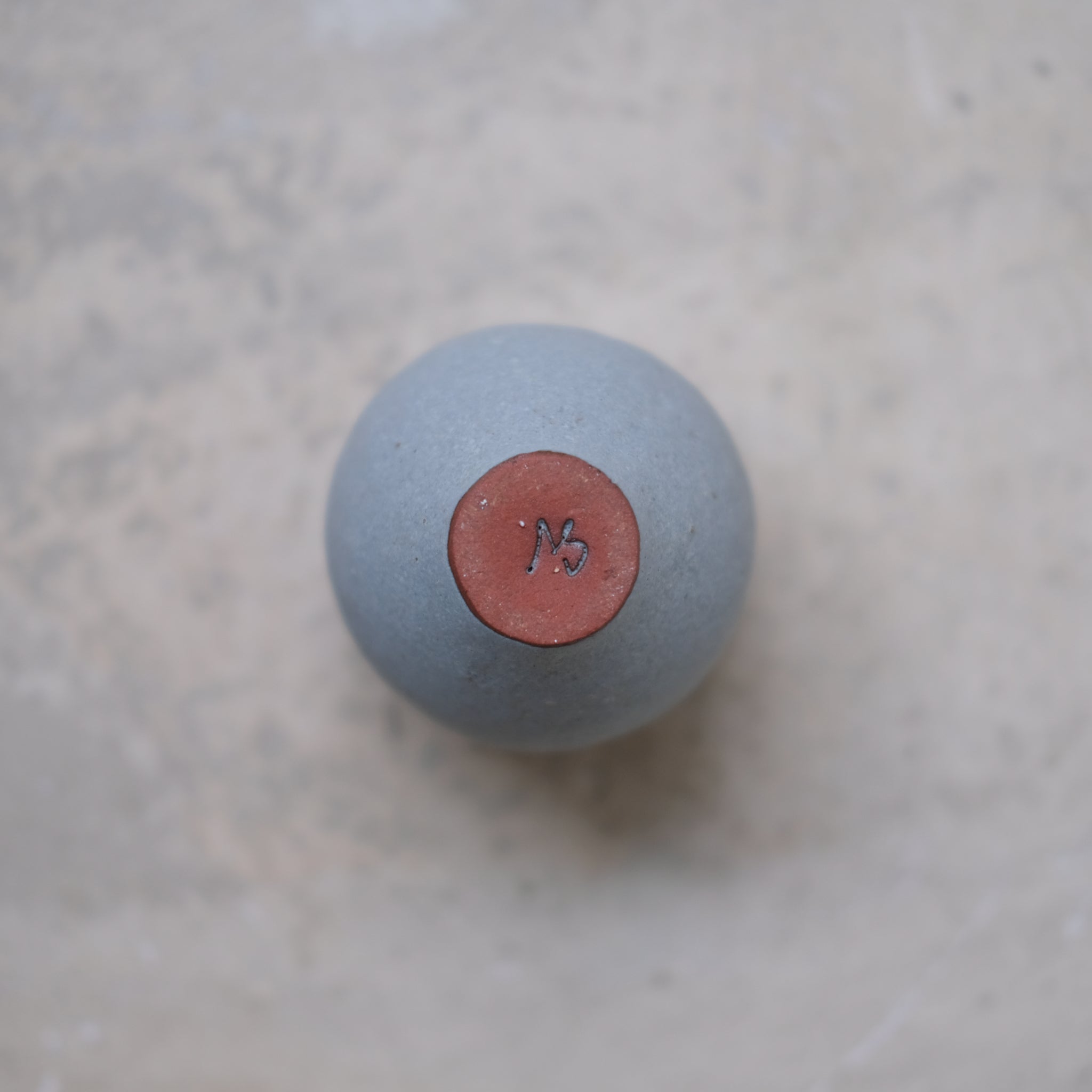 Tasse en grès beige 150ml / bleu clair de Sophie Vaidie chez Brutal Ceramics