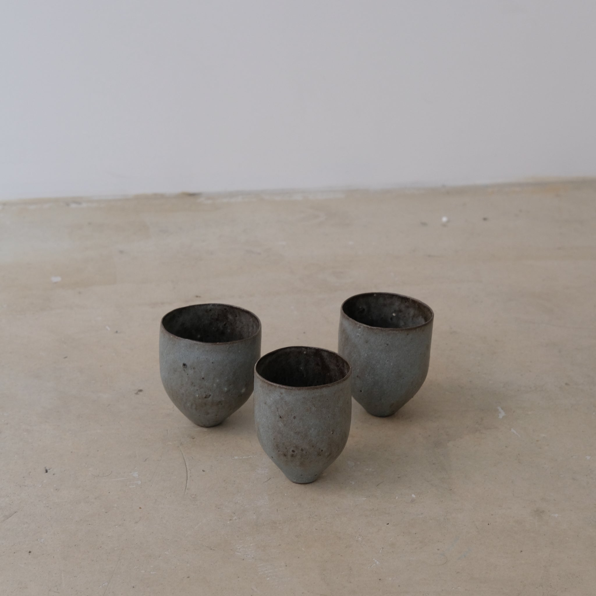 Tasse en grès rouge 150ml  / bleu intense de Sophie Vaidie chez Brutal Ceramics