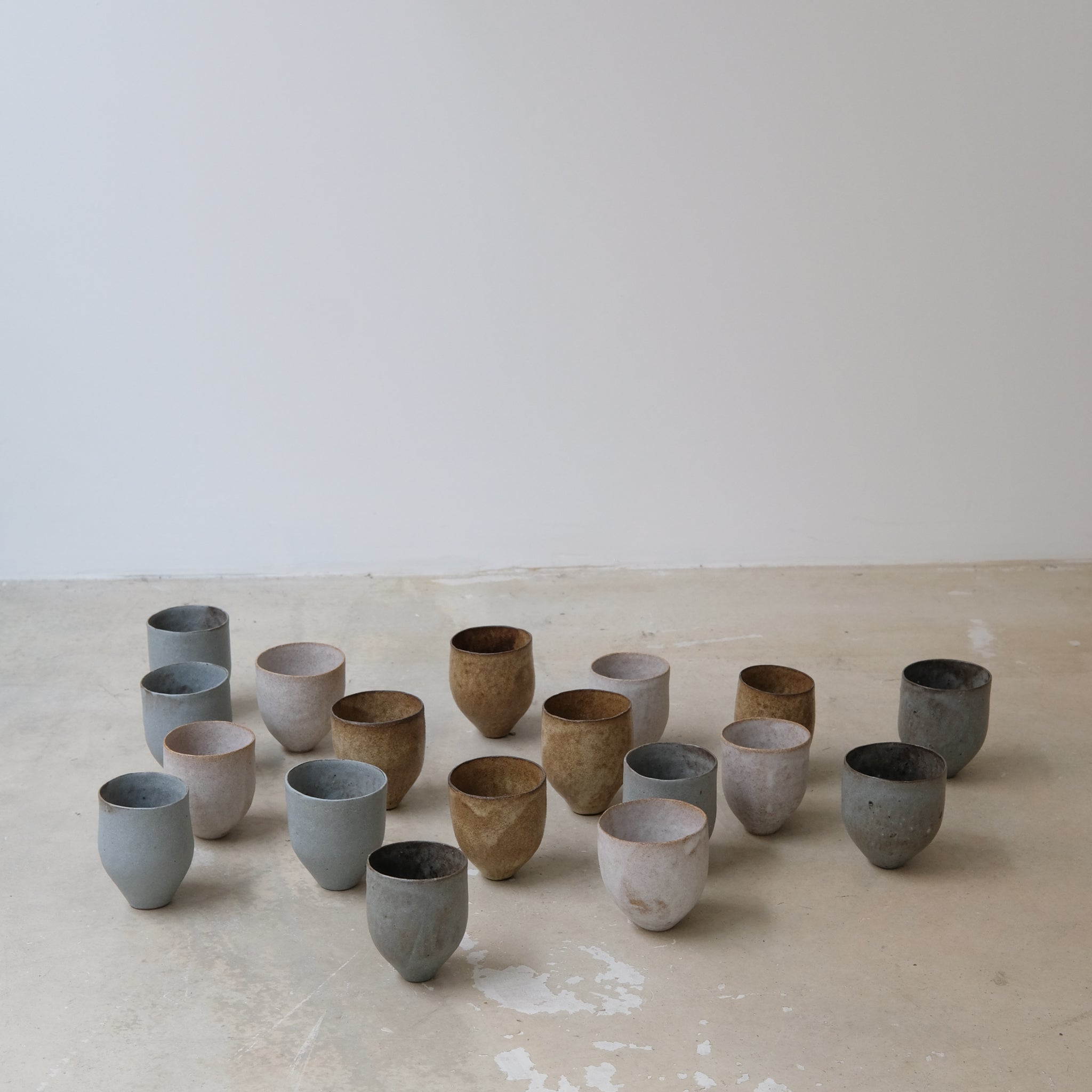 Tasse en grès 150ml  / Blanc beige de Sophie Vaidie chez Brutal Ceramics