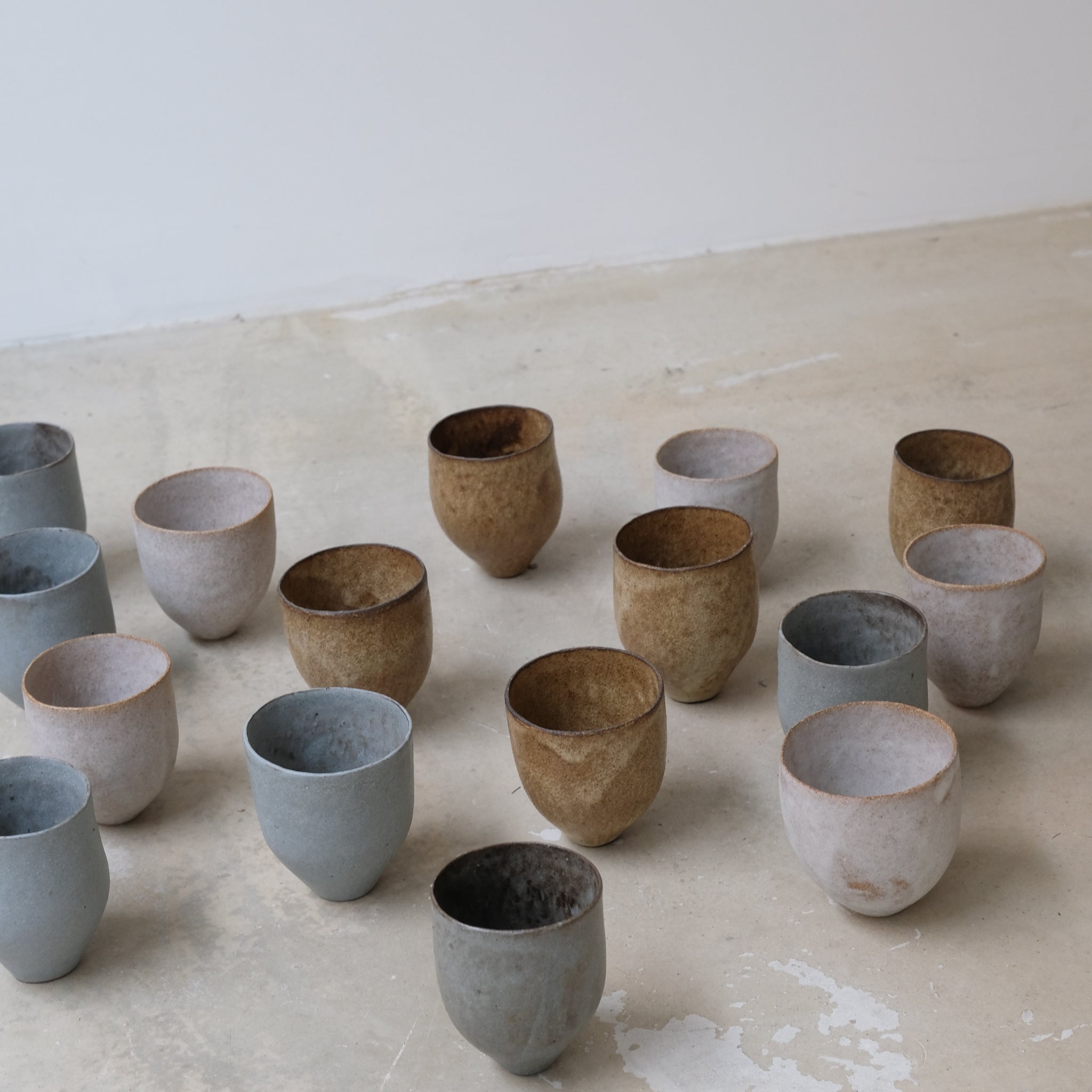 Tasse en grès noir 150ml / ocre de Sophie Vaidie chez Brutal Ceramics