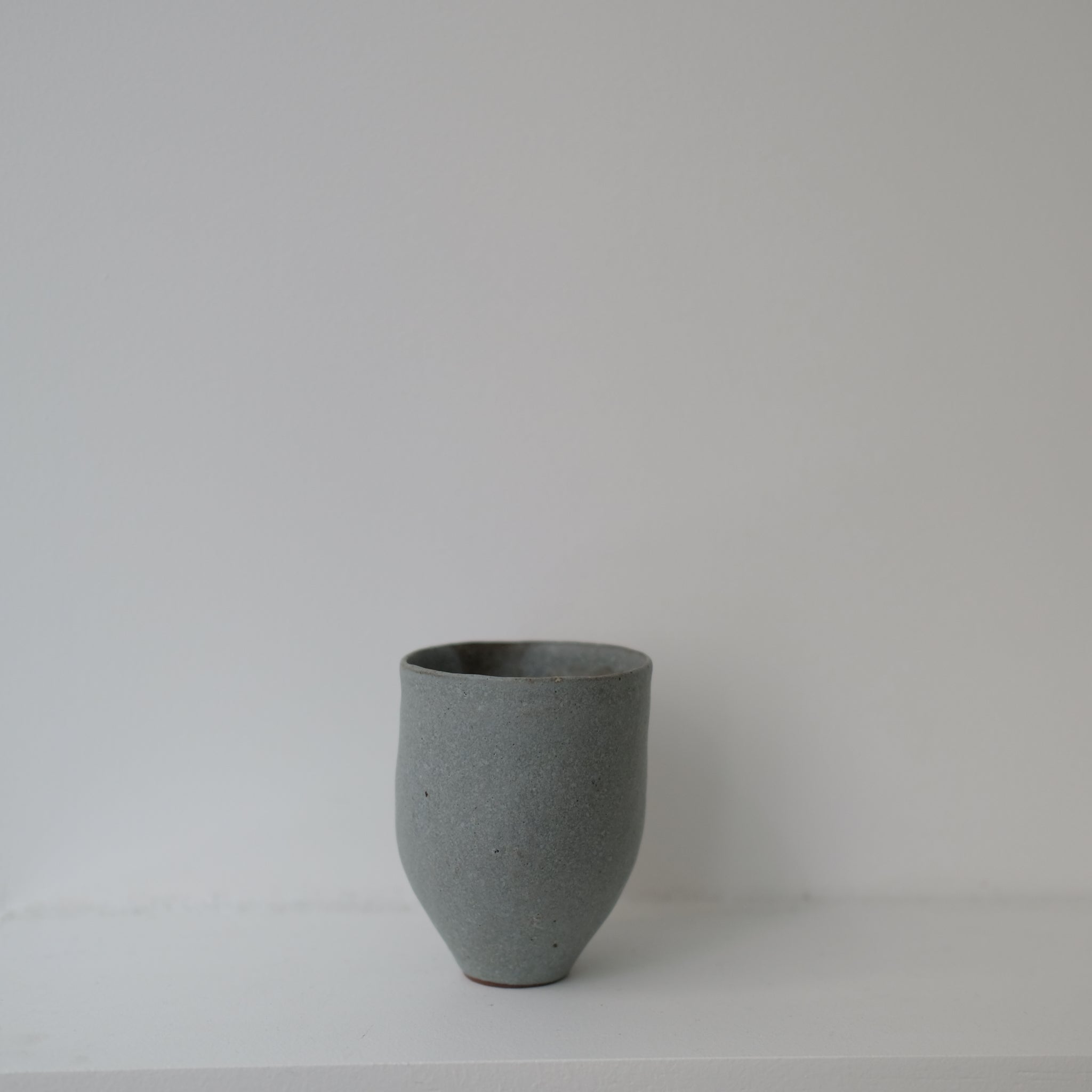 Tasse en grès beige 150ml / bleu clair de Sophie Vaidie chez Brutal Ceramics