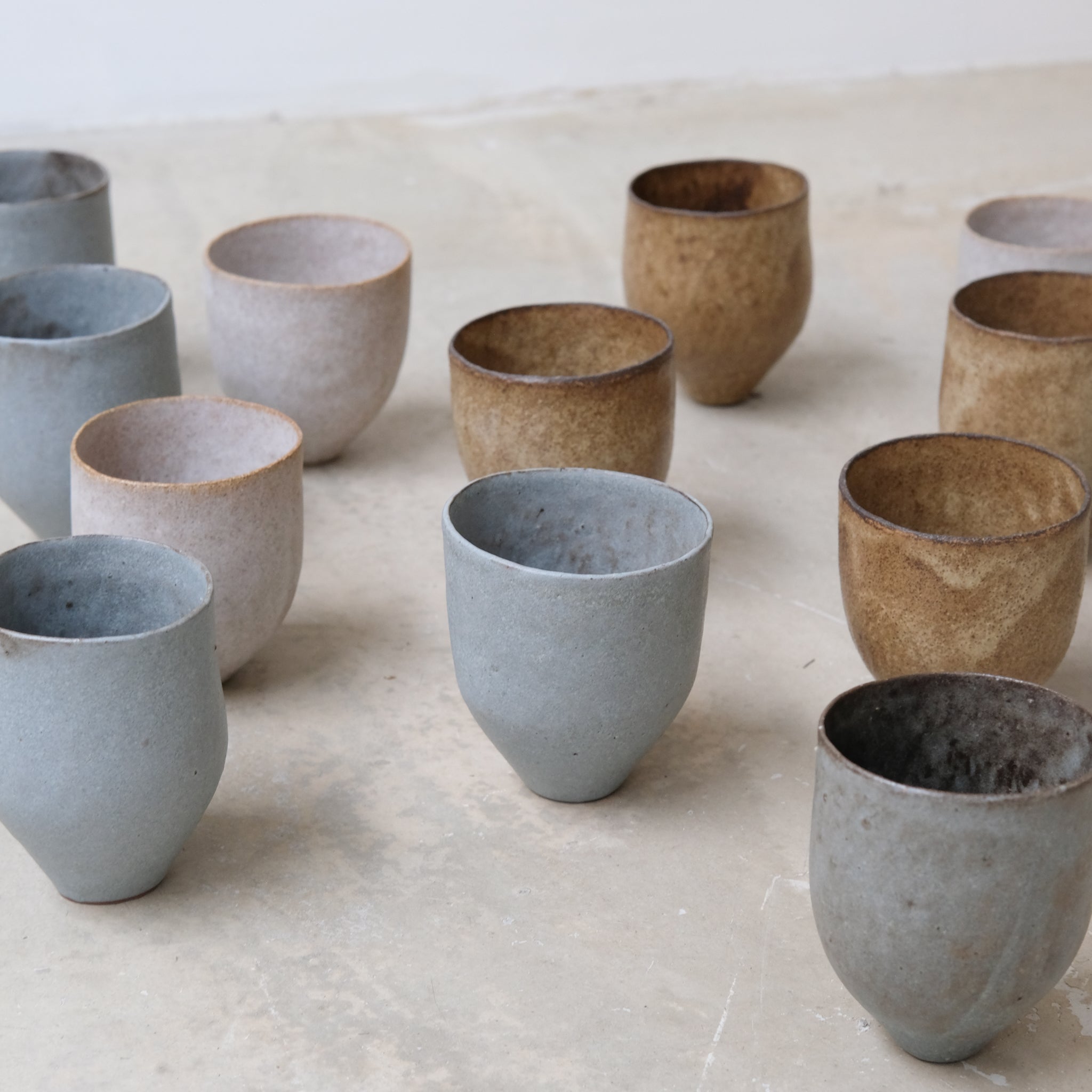 Tasse en grès beige 150ml / bleu clair de Sophie Vaidie chez Brutal Ceramics