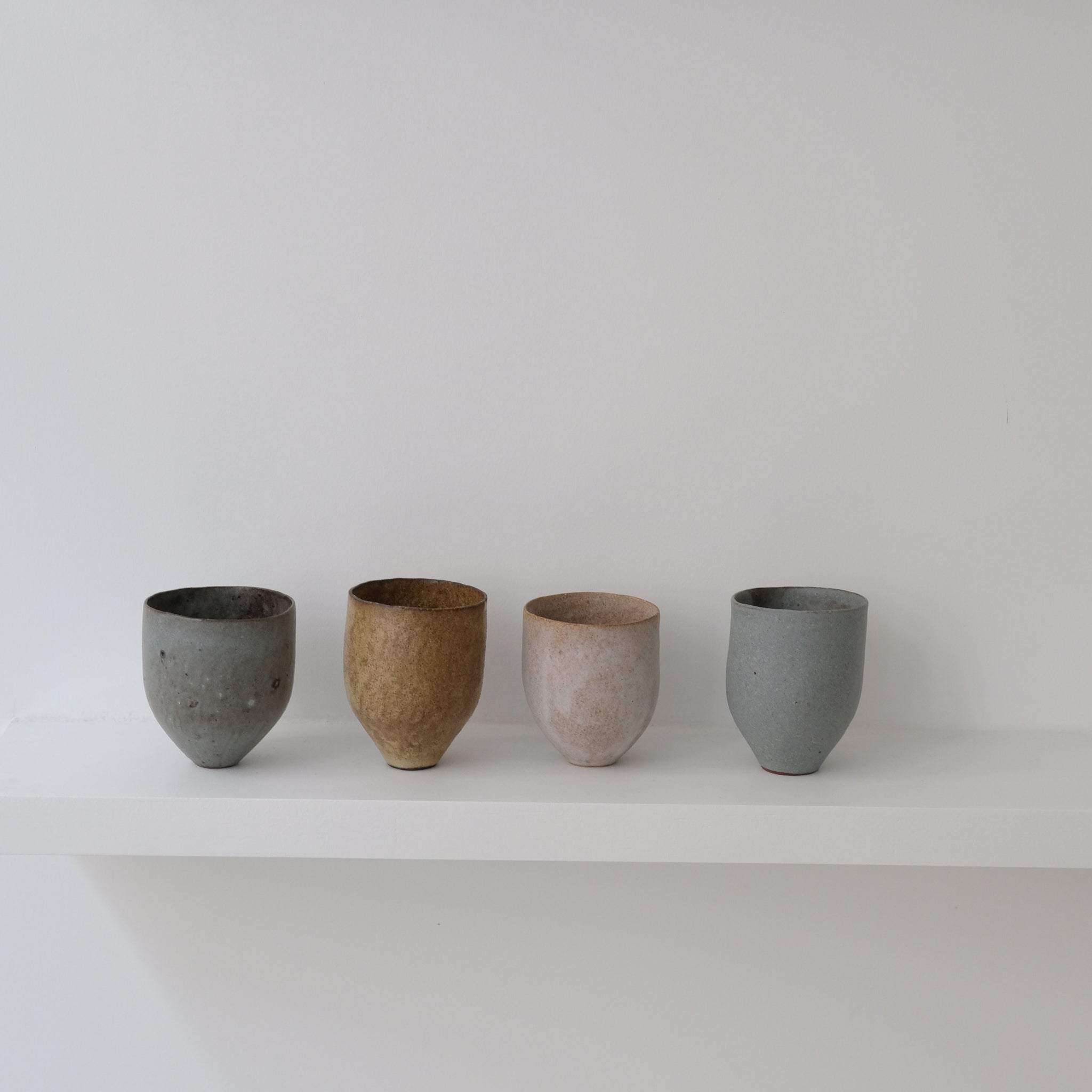 Tasse en grès beige 150ml / bleu clair de Sophie Vaidie chez Brutal Ceramics