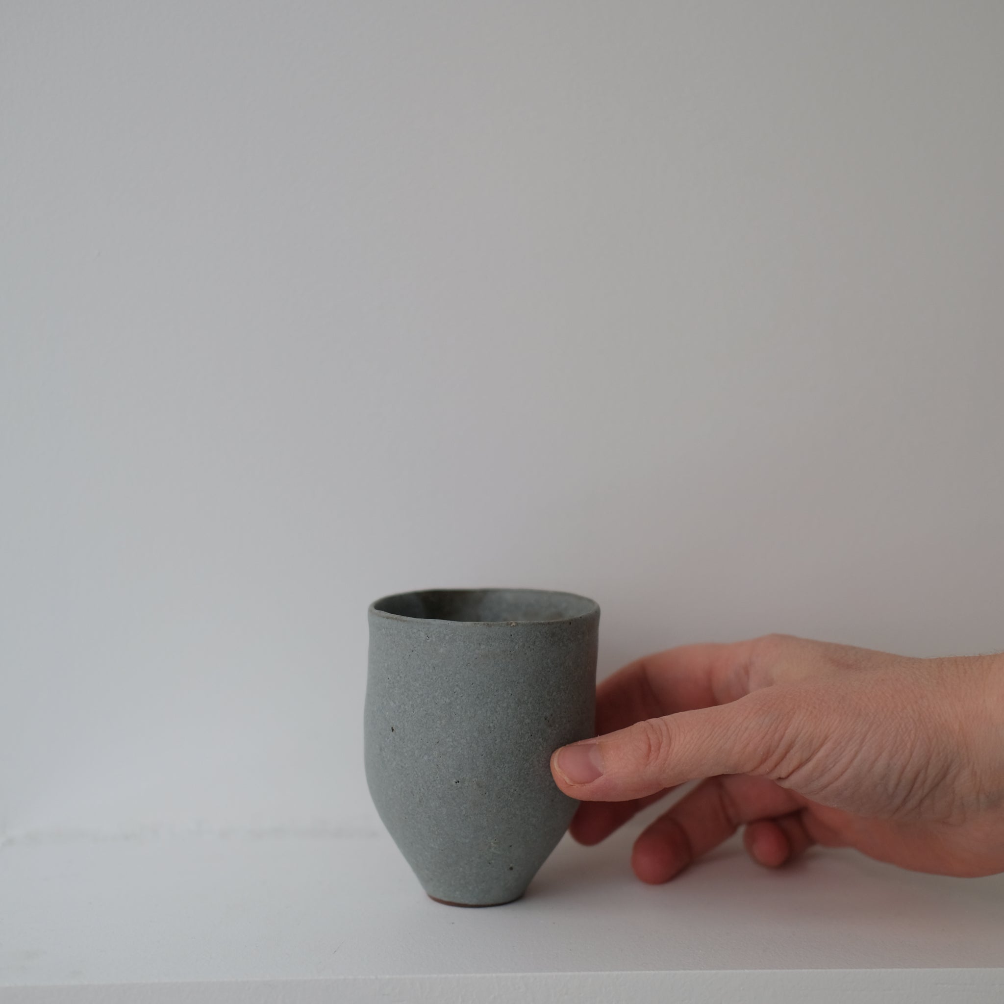 Tasse en grès beige 150ml / bleu clair de Sophie Vaidie chez Brutal Ceramics