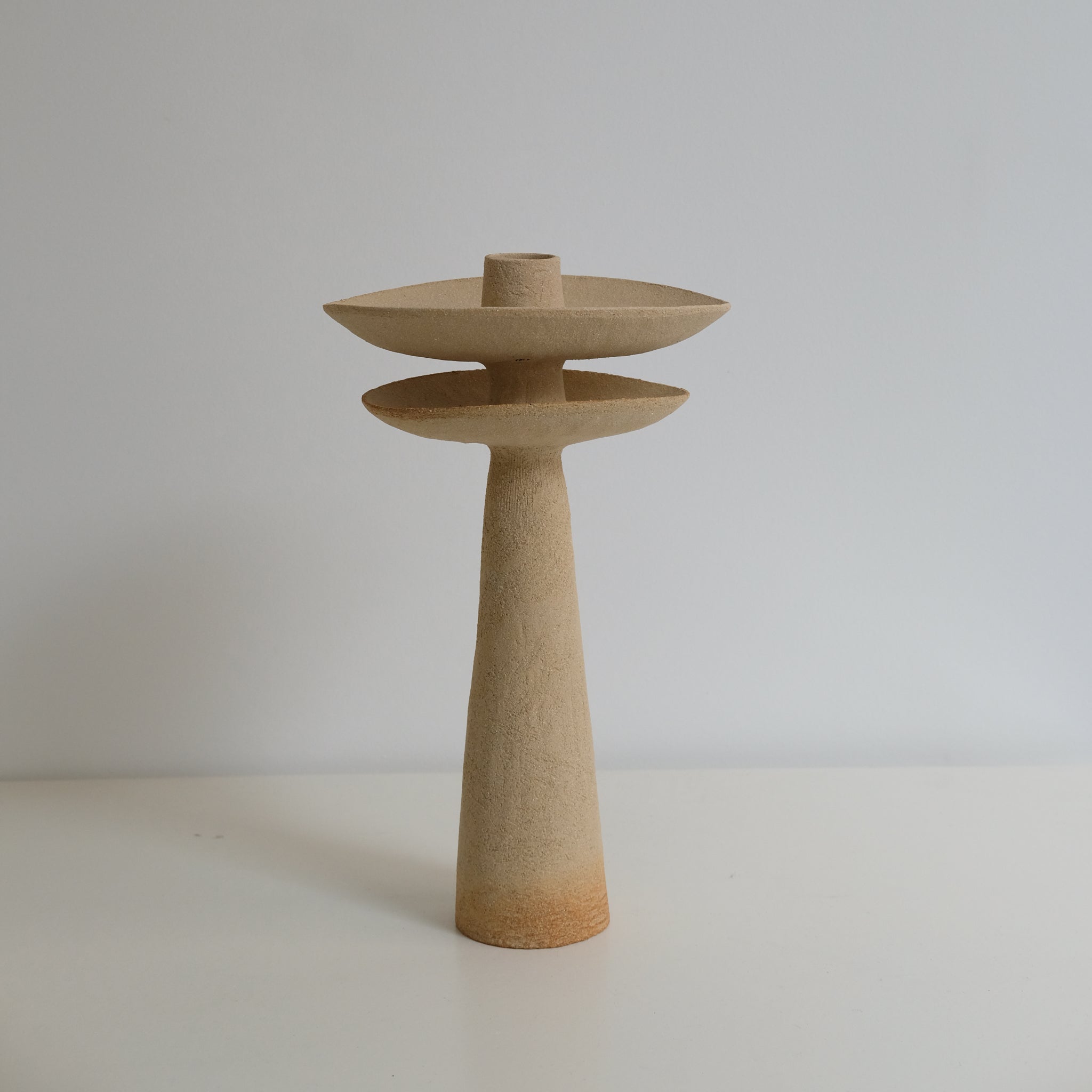 Bougeoir en grès roux H 28cm de Sophie Vaidie chez Brutal Ceramics