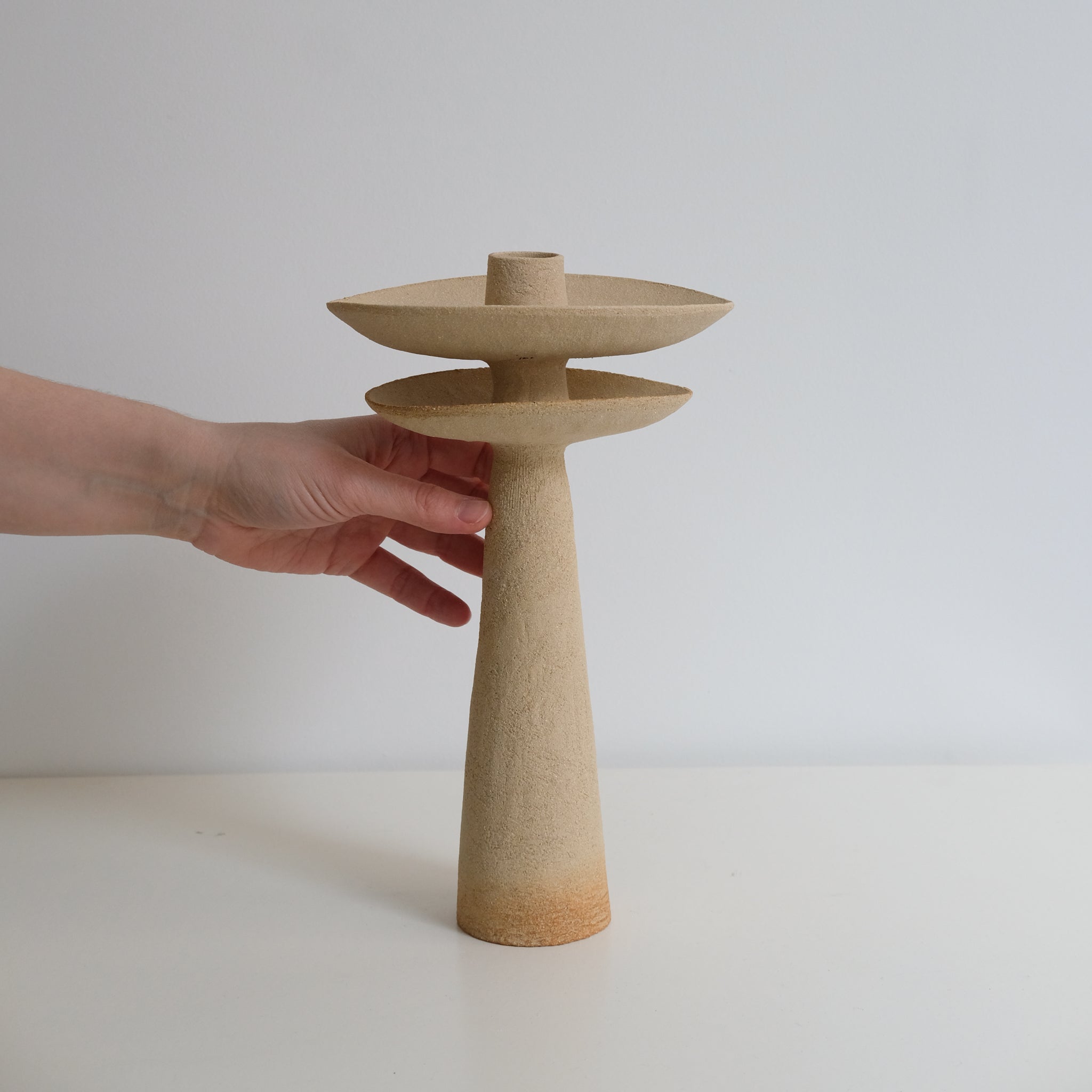 Bougeoir en grès roux H 28cm de Sophie Vaidie chez Brutal Ceramics
