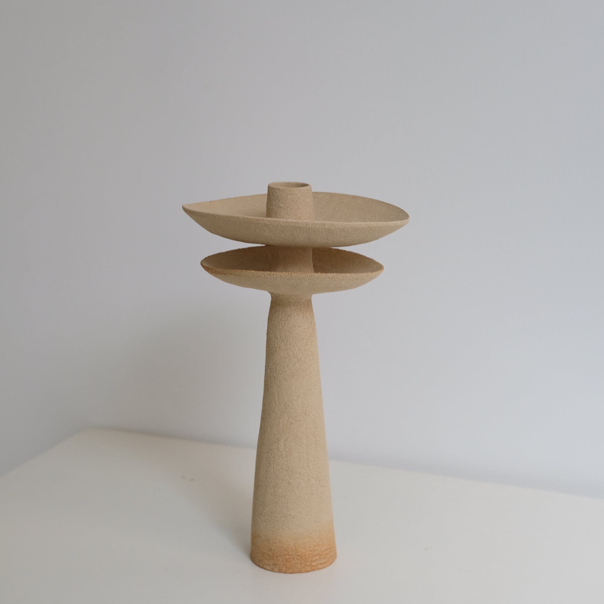 Bougeoir en grès roux H 28cm de Sophie Vaidie chez Brutal Ceramics