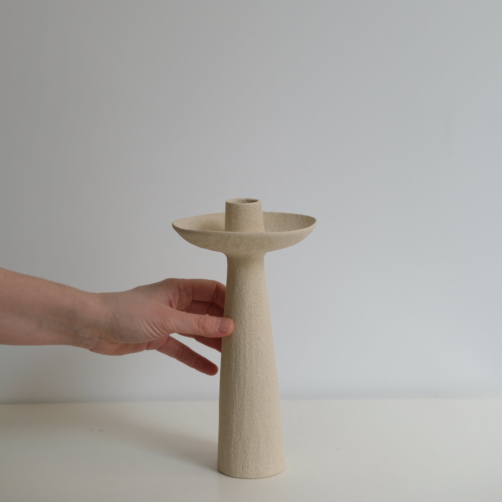 Bougeoir en grès roux H 25cm de Sophie Vaidie chez Brutal Ceramics