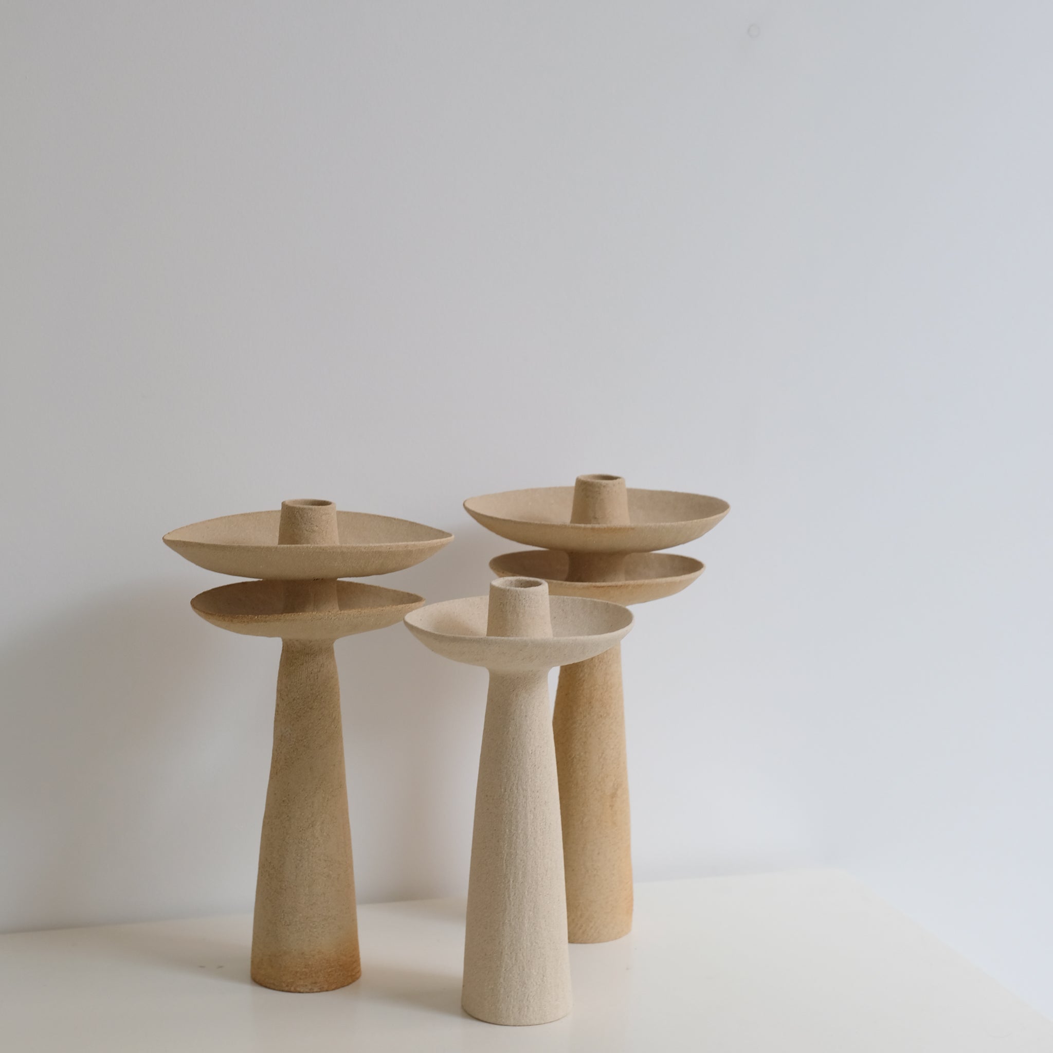 Bougeoir en grès roux H 28cm de Sophie Vaidie chez Brutal Ceramics