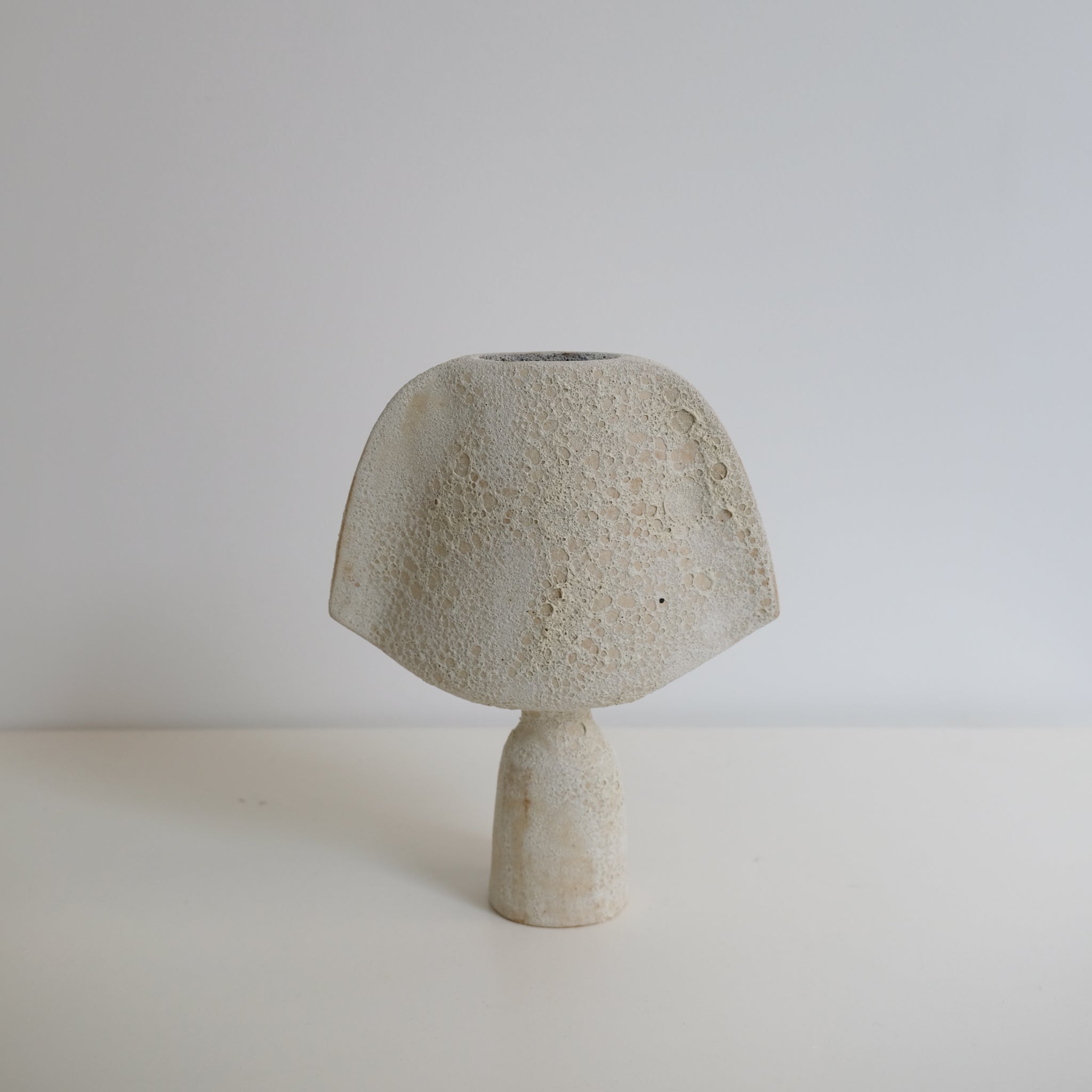 Vase en grès H 25cm, effet cratère - beige de Sophie Vaidie chez Brutal Ceramics