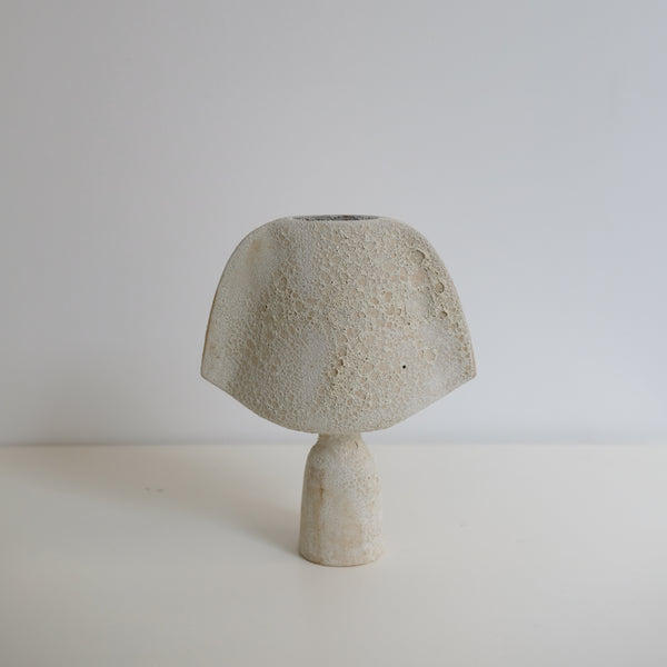 Vase en grès H 25cm, effet cratère - beige de Sophie Vaidie chez Brutal Ceramics