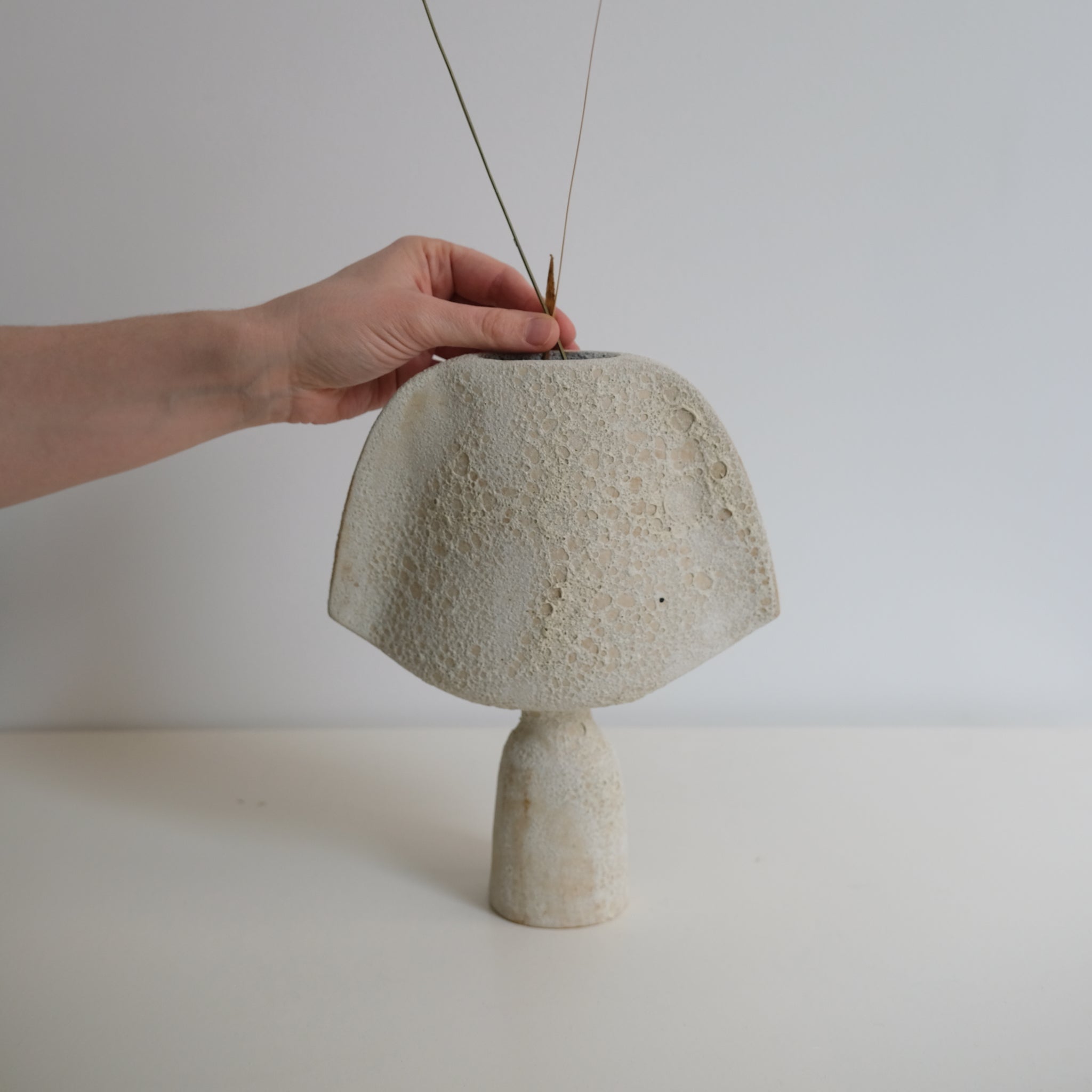Vase en grès H 25cm, effet cratère - beige de Sophie Vaidie chez Brutal Ceramics