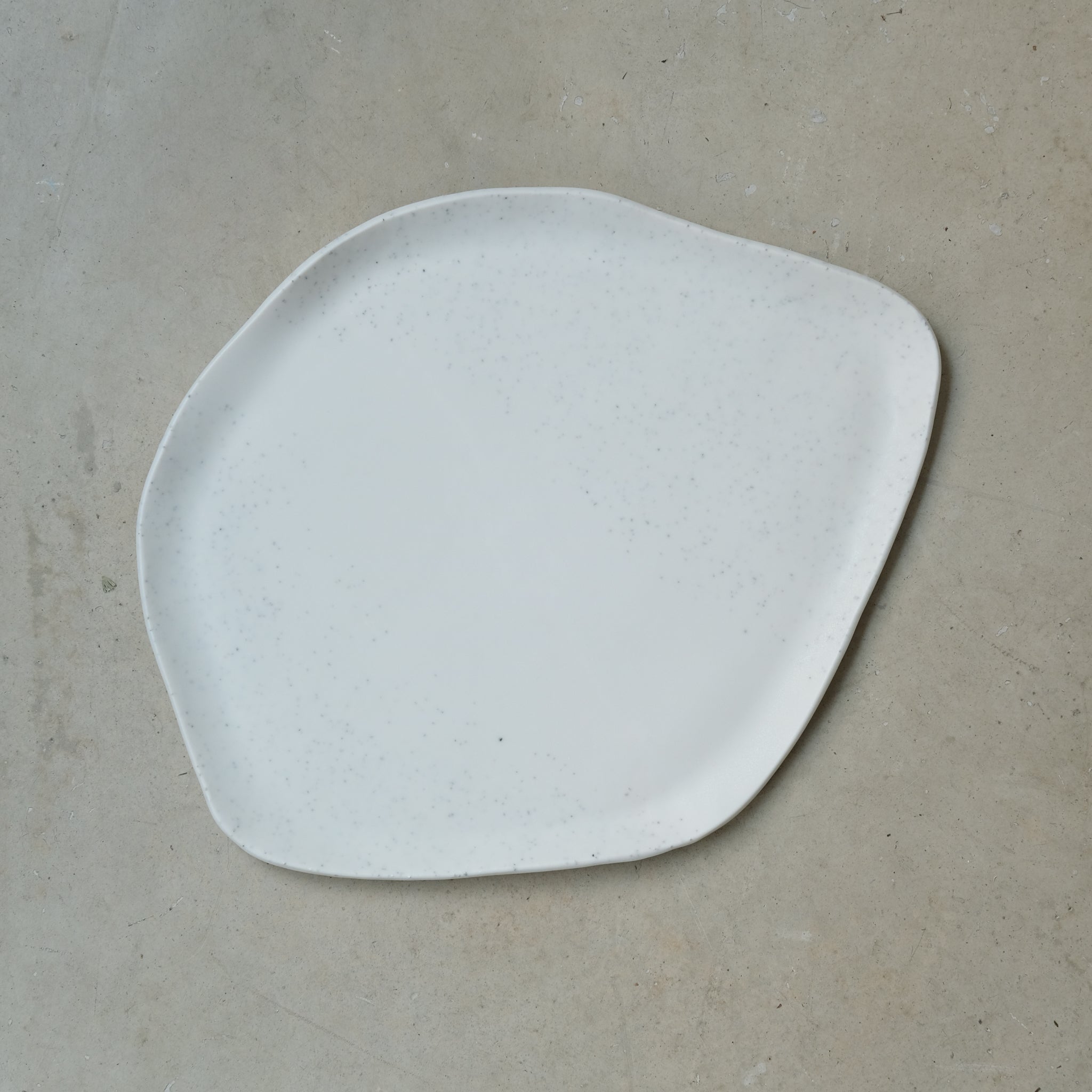 Plateau en porcelaine L 31cm - blanc de studio des rosiers chez Brutal Ceramics