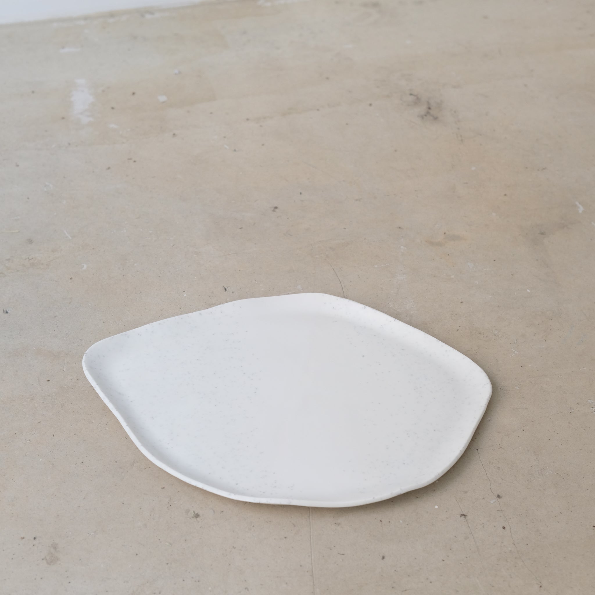 Plateau en porcelaine L 31cm - blanc de studio des rosiers chez Brutal Ceramics