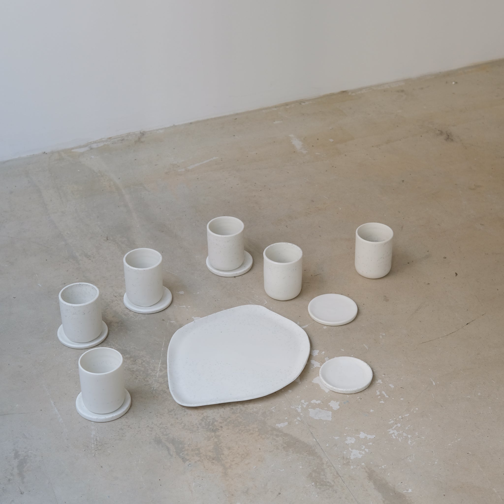 Plateau en porcelaine L 31cm - blanc de studio des rosiers chez Brutal Ceramics