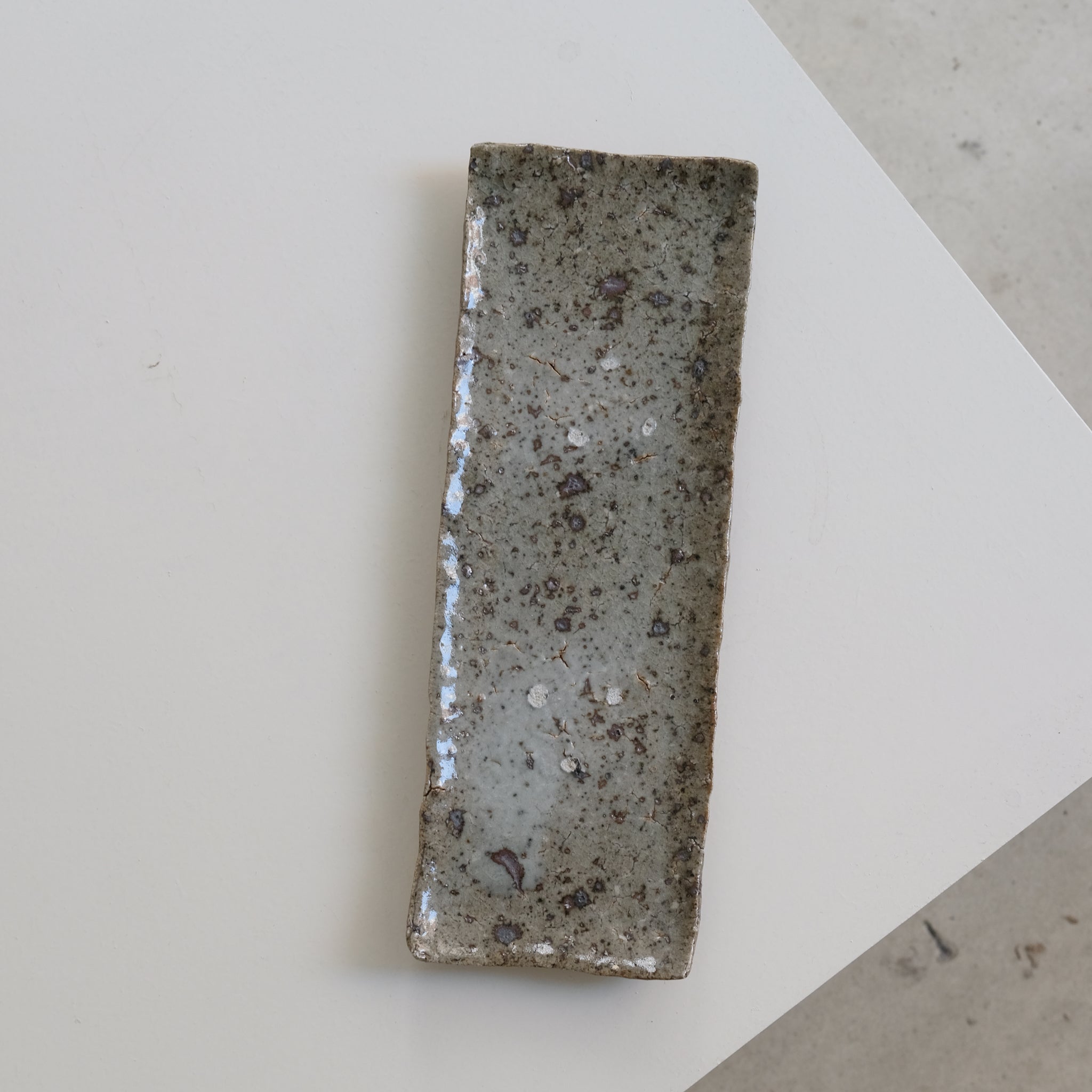Plateau en grès recolté L28cm de Dai Shikai chez Brutal Ceramics
