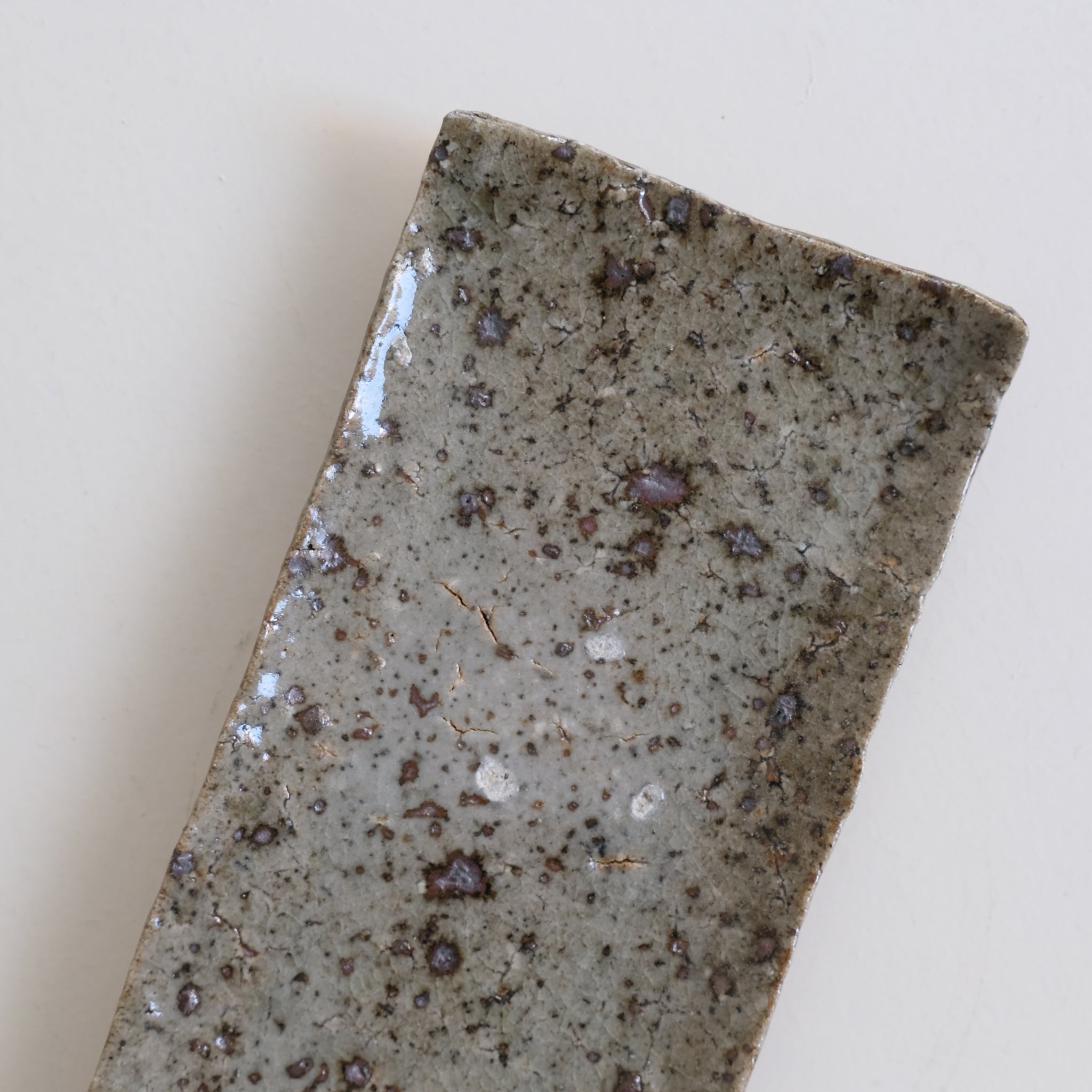 Plateau en grès recolté L28cm de Dai Shikai chez Brutal Ceramics