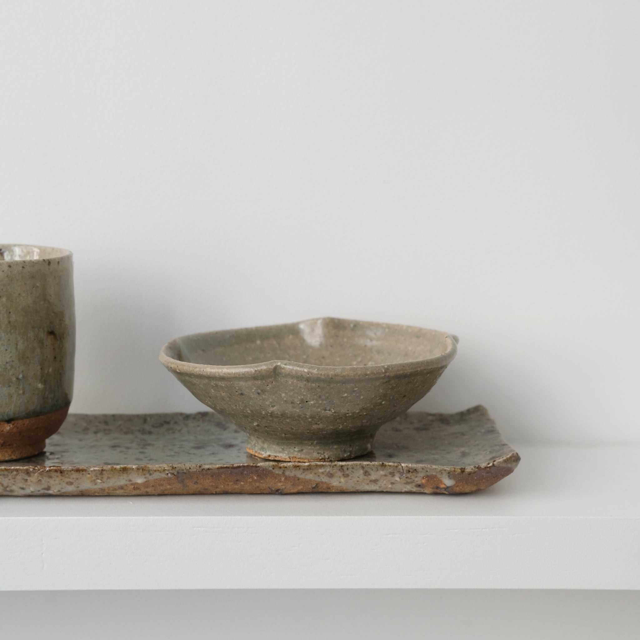Assiette fleur en grès D12,5cm de Dai Shikai chez Brutal Ceramics