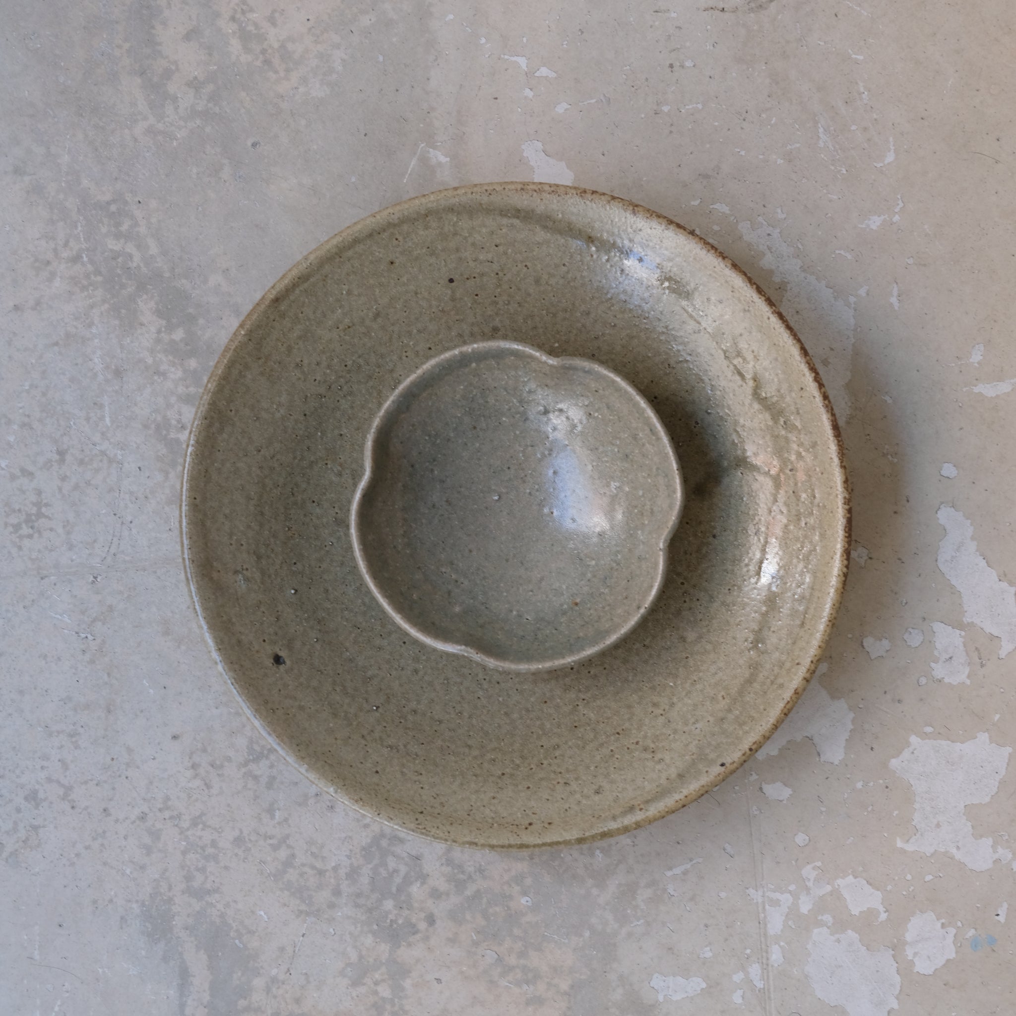 Assiette fleur en grès D12,5cm de Dai Shikai chez Brutal Ceramics