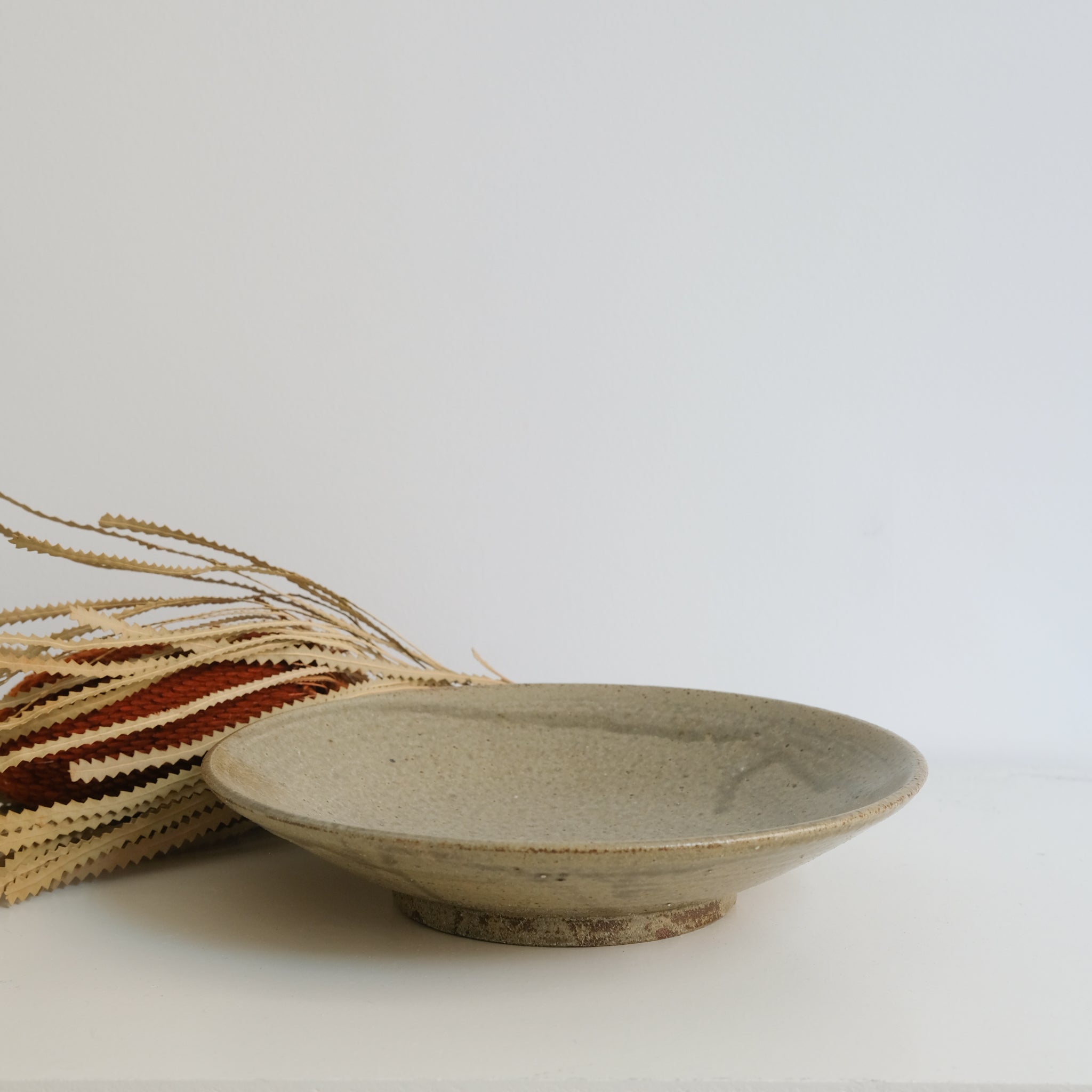 Coupe evasée en grès recolté D25cm de Dai Shikai chez Brutal Ceramics