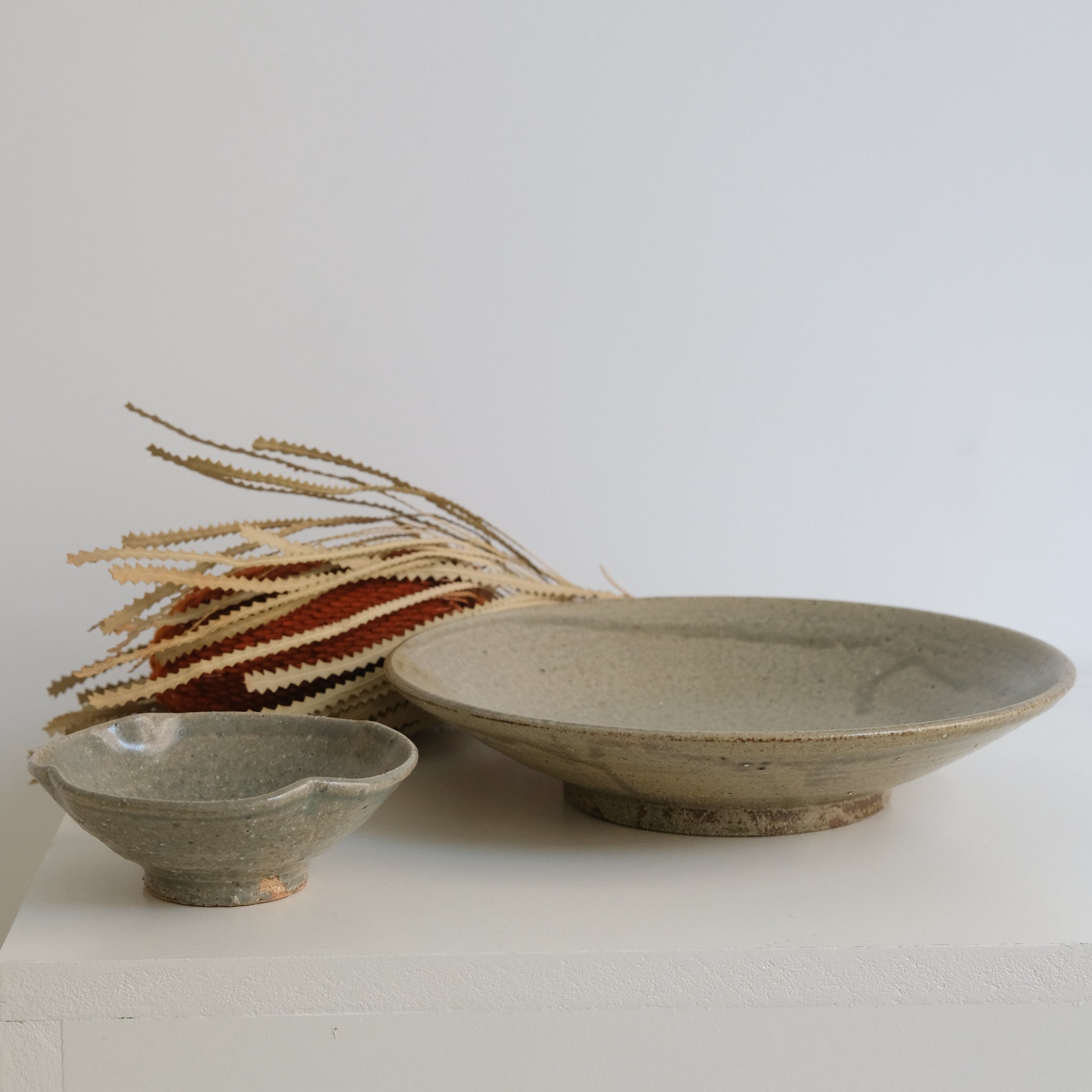 Coupe evasée en grès recolté D25cm de Dai Shikai chez Brutal Ceramics
