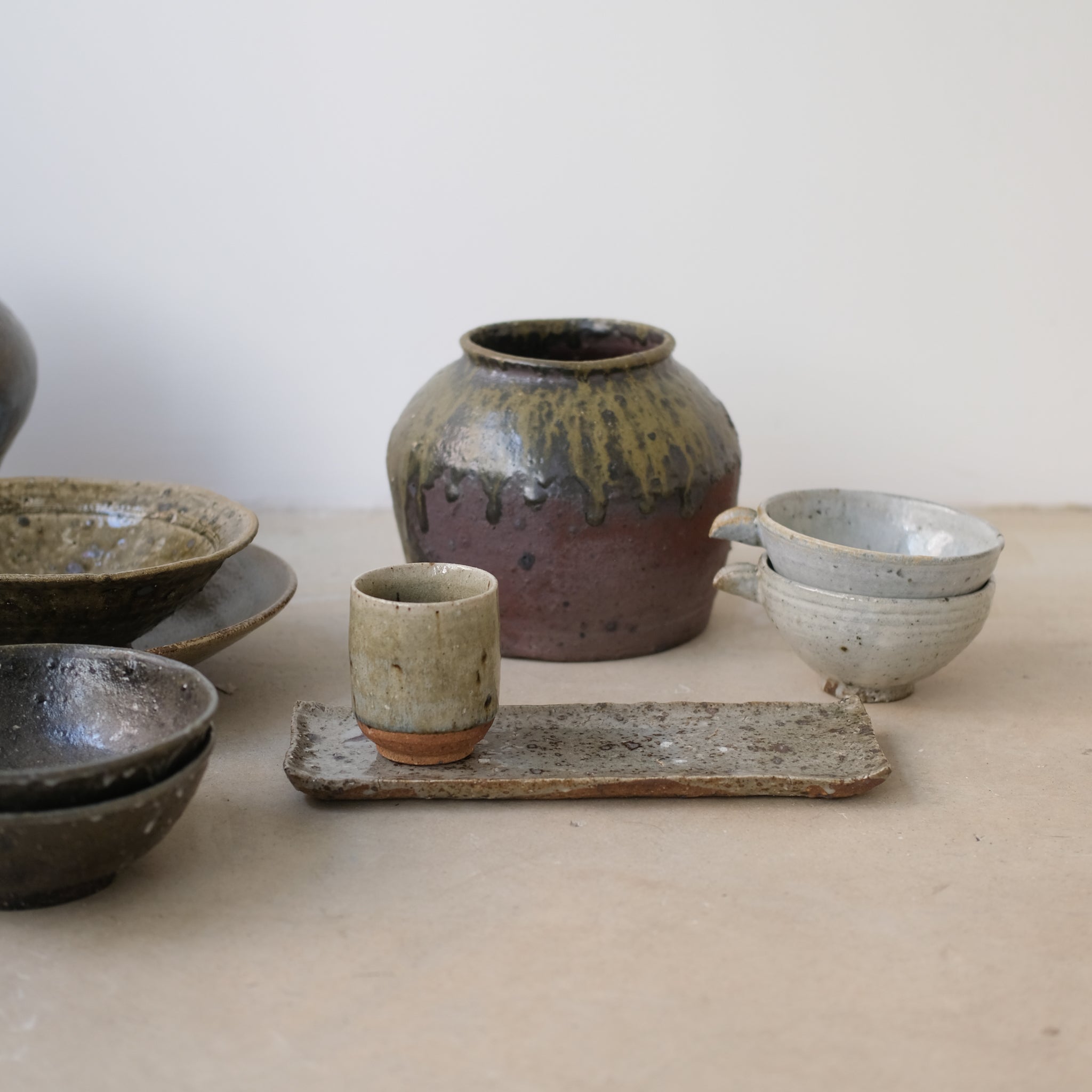 Plateau en grès recolté L28cm de Dai Shikai chez Brutal Ceramics