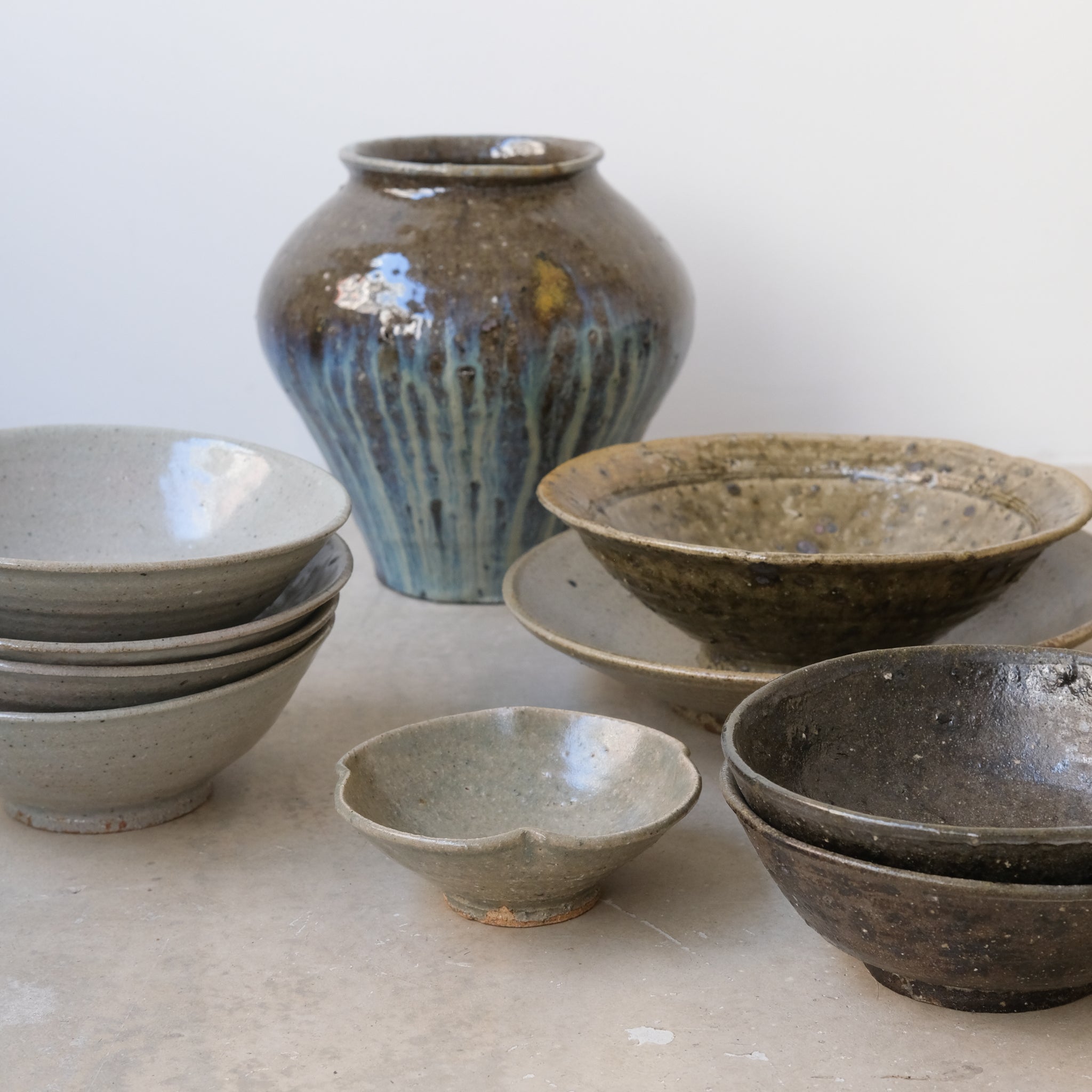 Assiette fleur en grès D12,5cm de Dai Shikai chez Brutal Ceramics