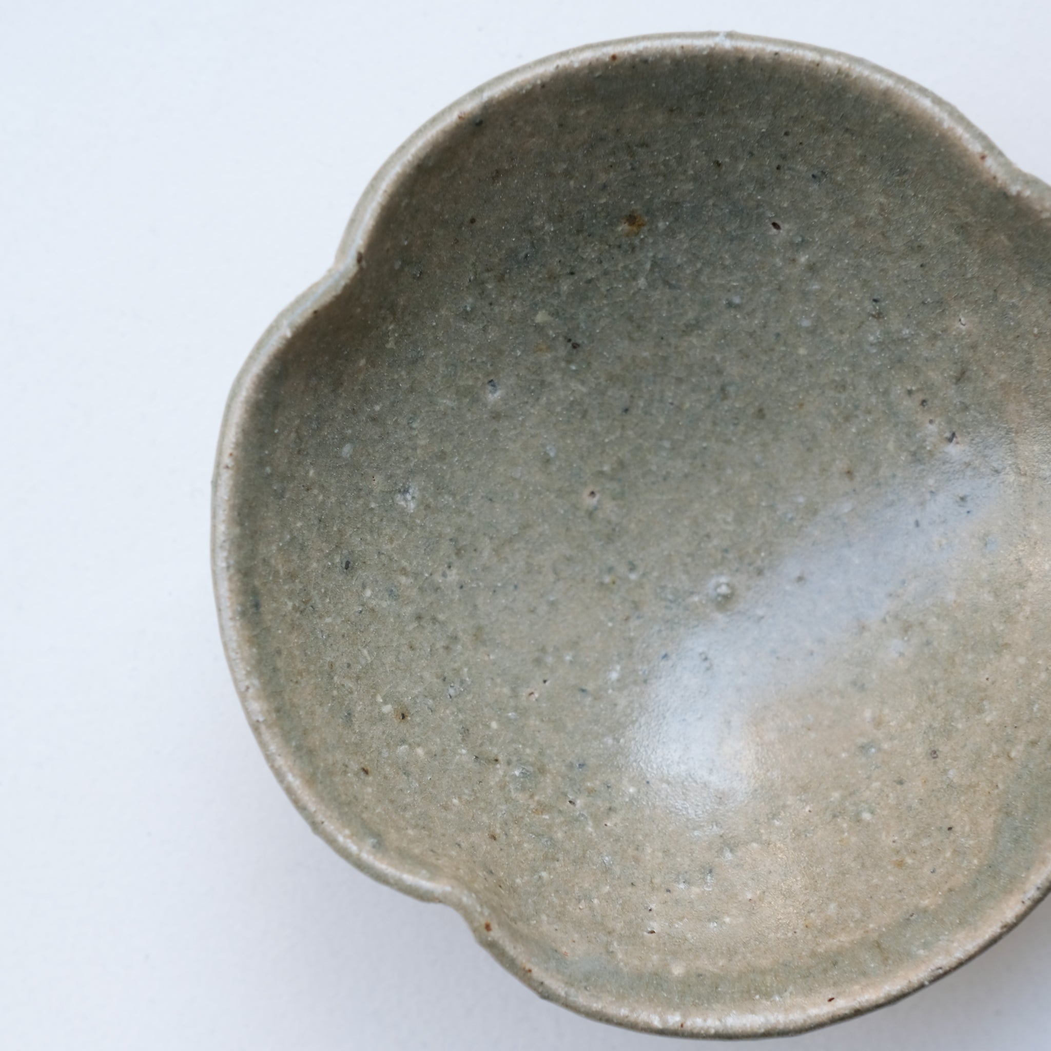 Assiette fleur en grès D12,5cm de Dai Shikai chez Brutal Ceramics
