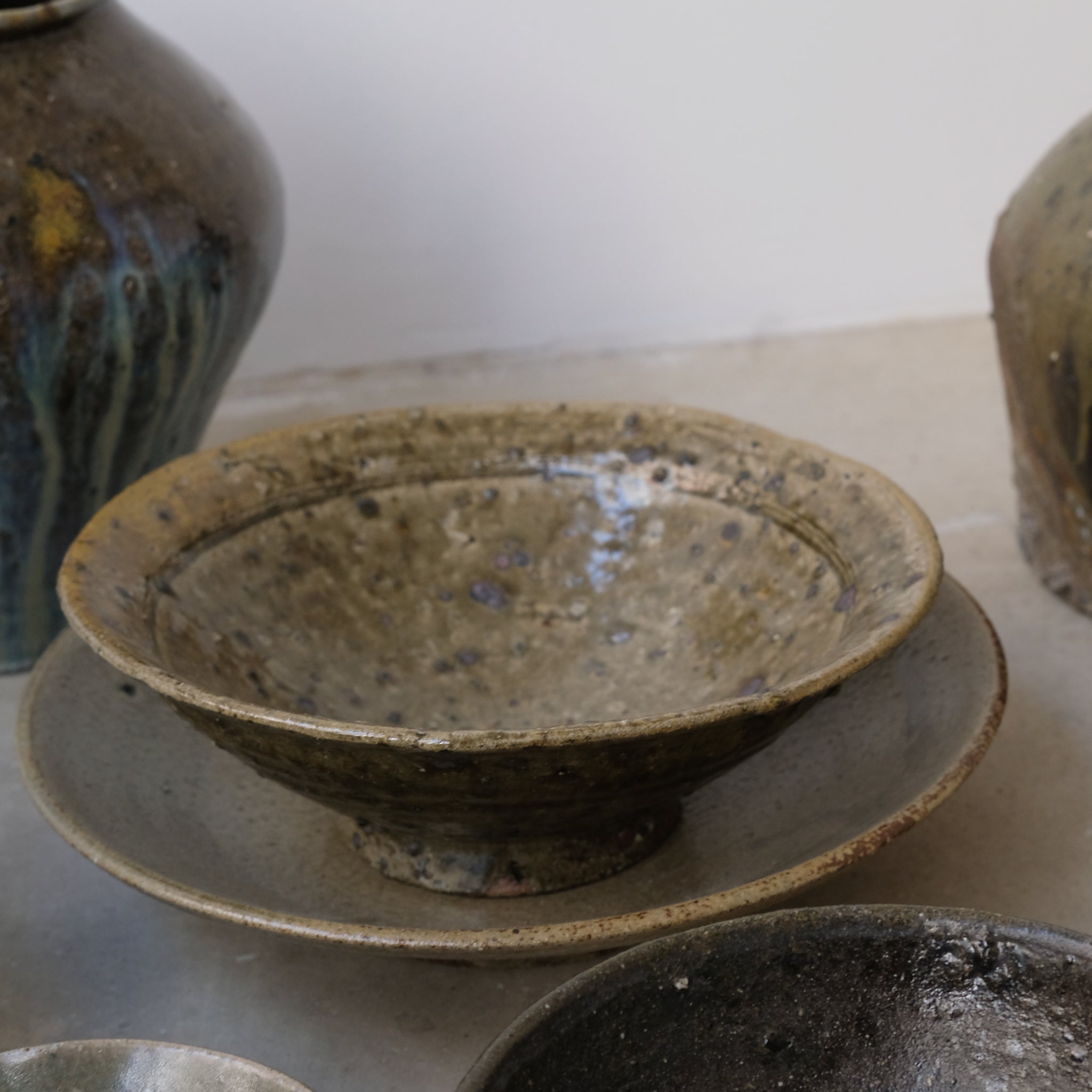 Coupe evasée en grès recolté D22cm de Dai Shikai chez Brutal Ceramics