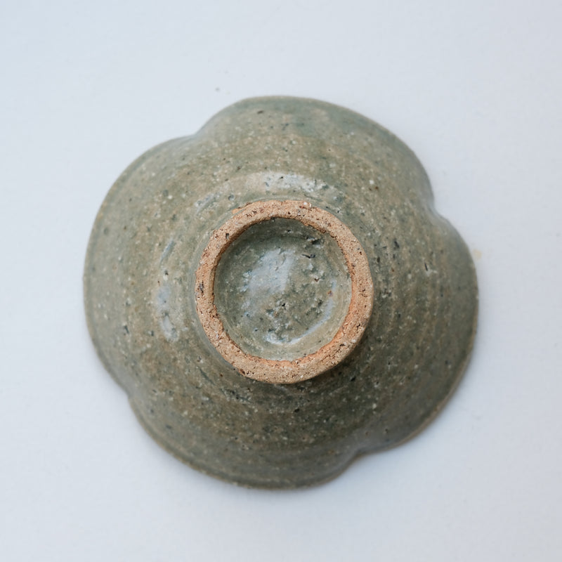 Assiette fleur en grès D12,5cm de Dai Shikai chez Brutal Ceramics