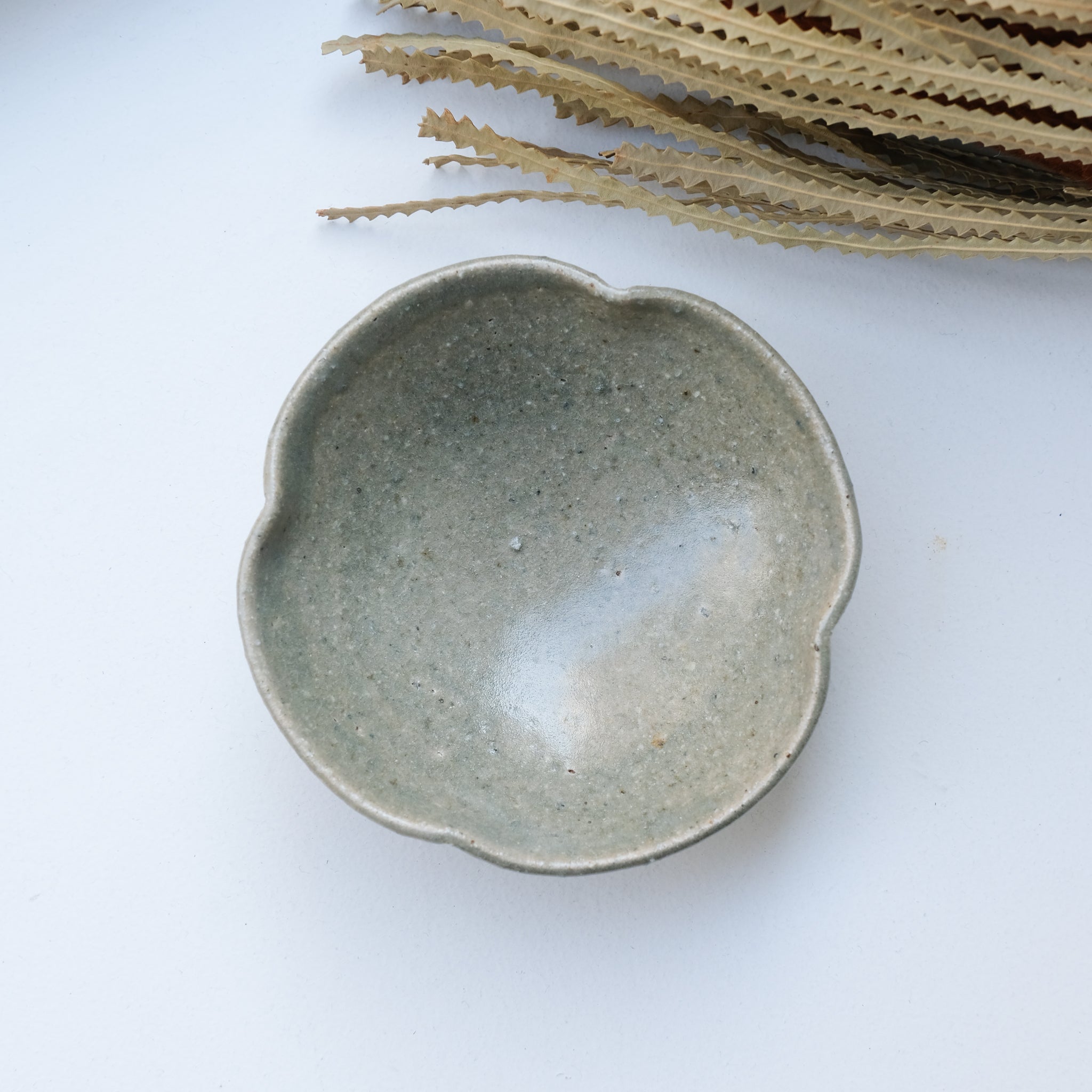 Assiette fleur en grès D12,5cm de Dai Shikai chez Brutal Ceramics