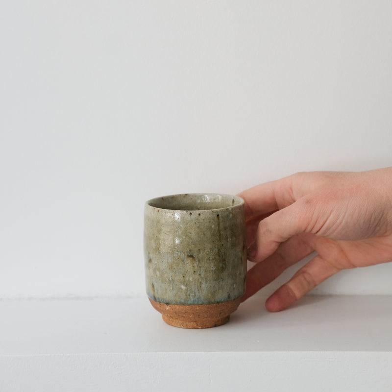 Tasse en grès recolté 150ml de Dai Shikai chez Brutal Ceramics