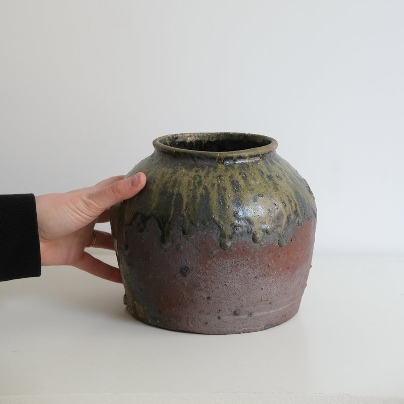 Vase en grès recoltée H19cm de Dai Shikai chez Brutal Ceramics