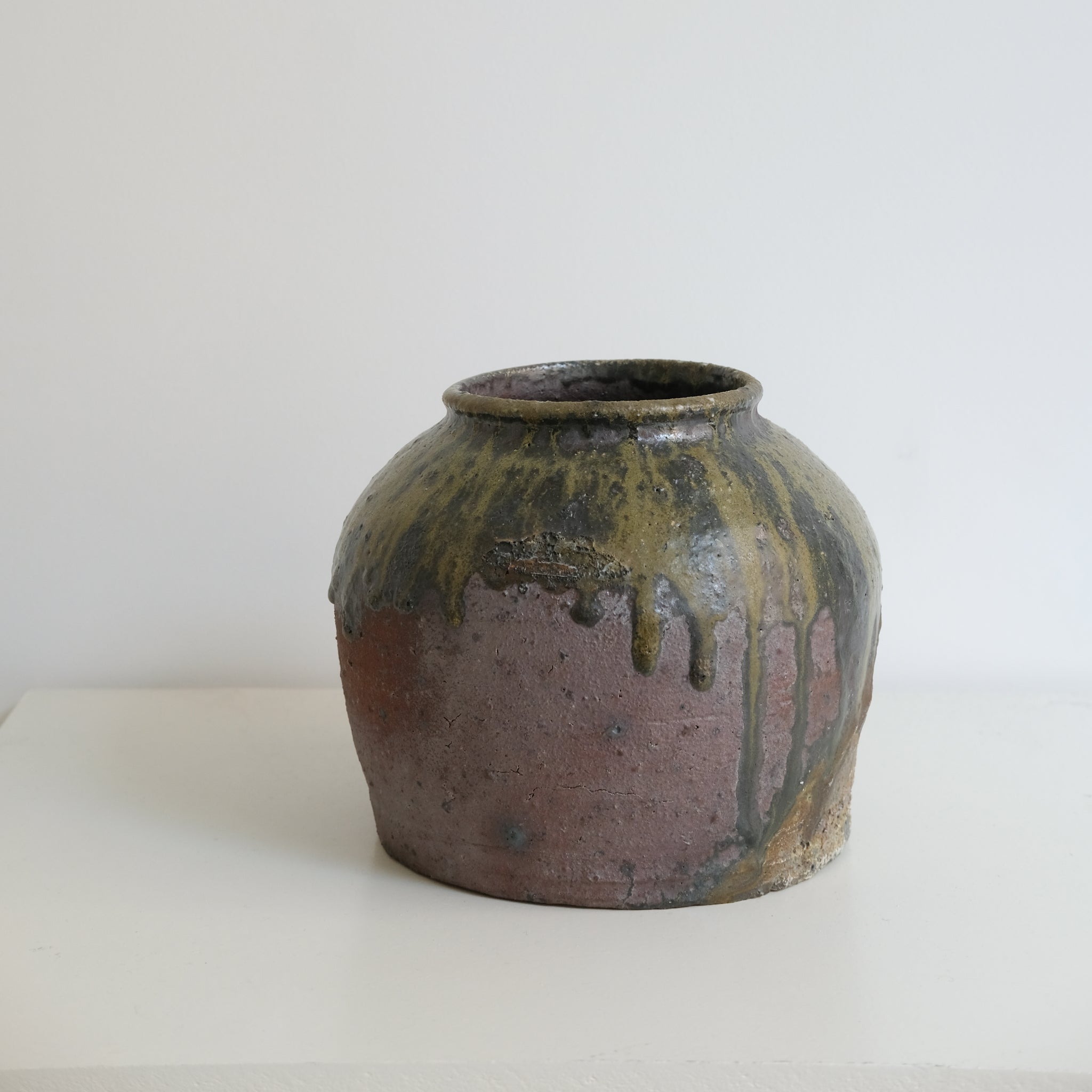 Vase en grès recoltée H19cm de Dai Shikai chez Brutal Ceramics