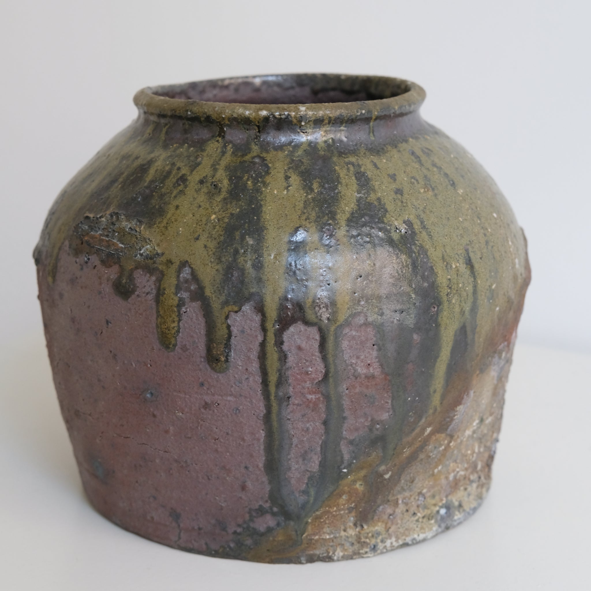 Vase en grès recoltée H19cm de Dai Shikai chez Brutal Ceramics