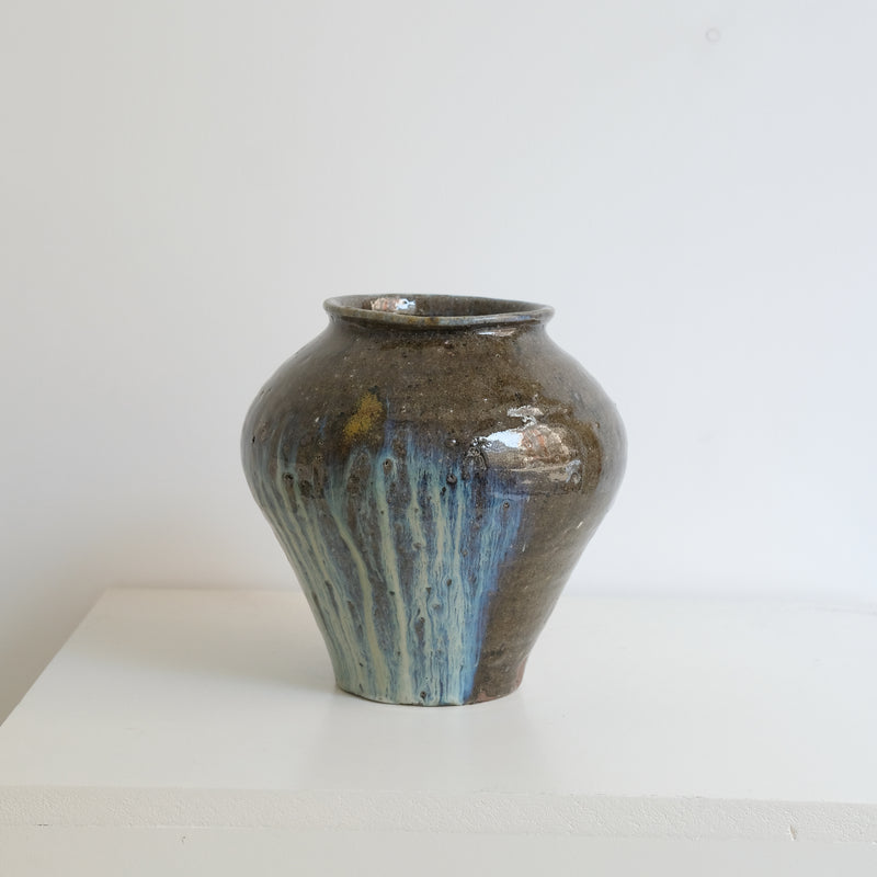 Vase en grès recoltée H22cm de Dai Shikai chez Brutal Ceramics