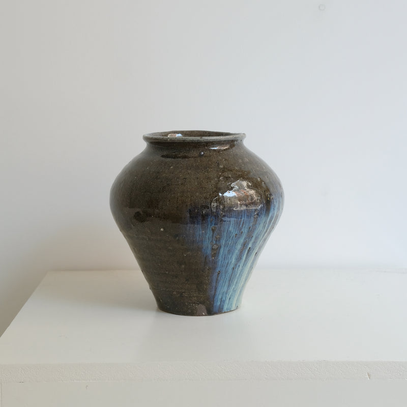 Vase en grès recoltée H22cm de Dai Shikai chez Brutal Ceramics