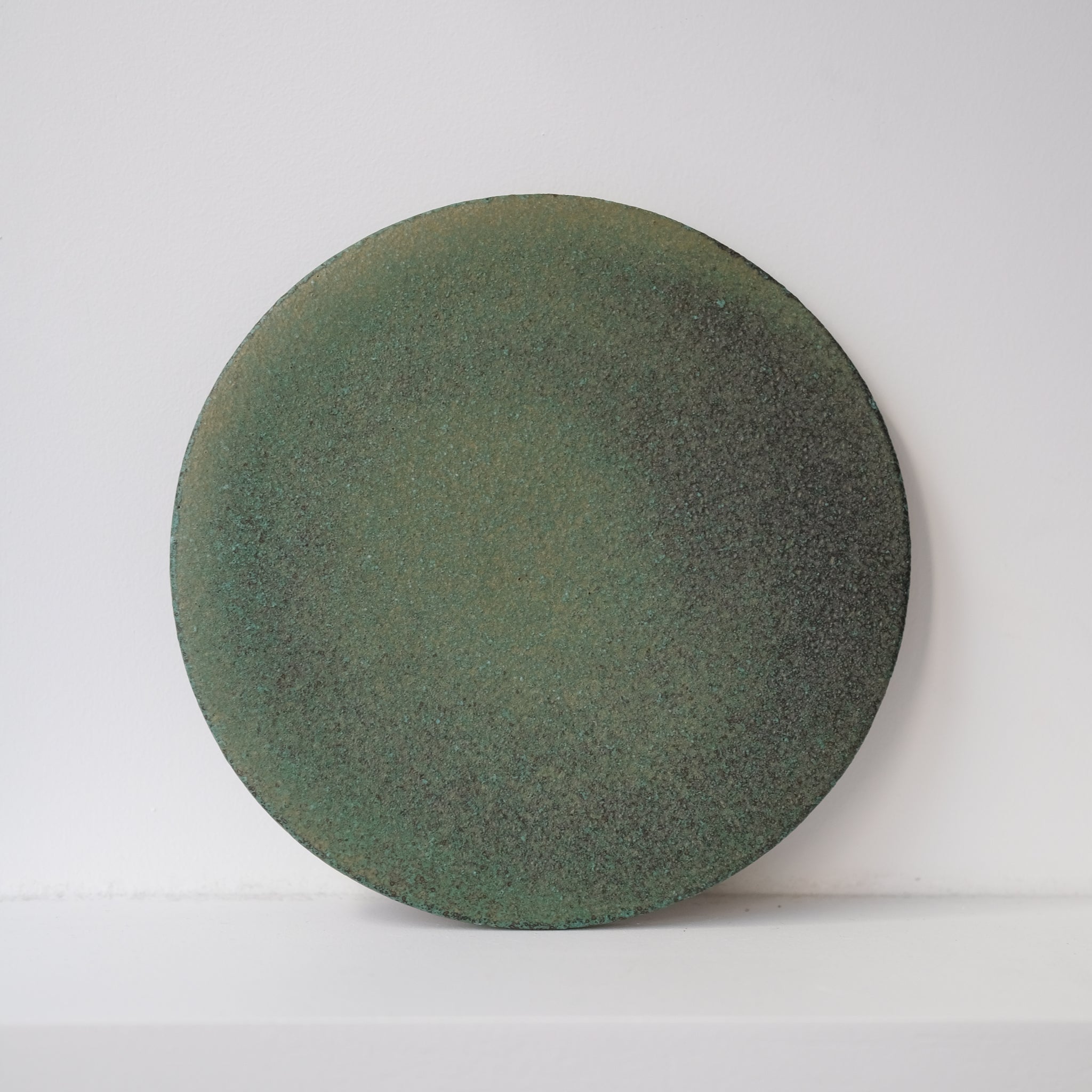 Assiette en grès D 19,5cm vert de Mushimegane books. chez Brutal Ceramics