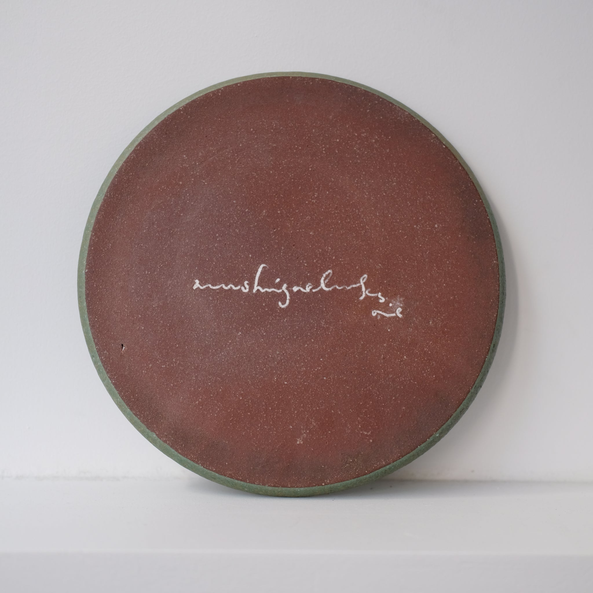 Assiette en grès D 19,5cm vert de Mushimegane books. chez Brutal Ceramics