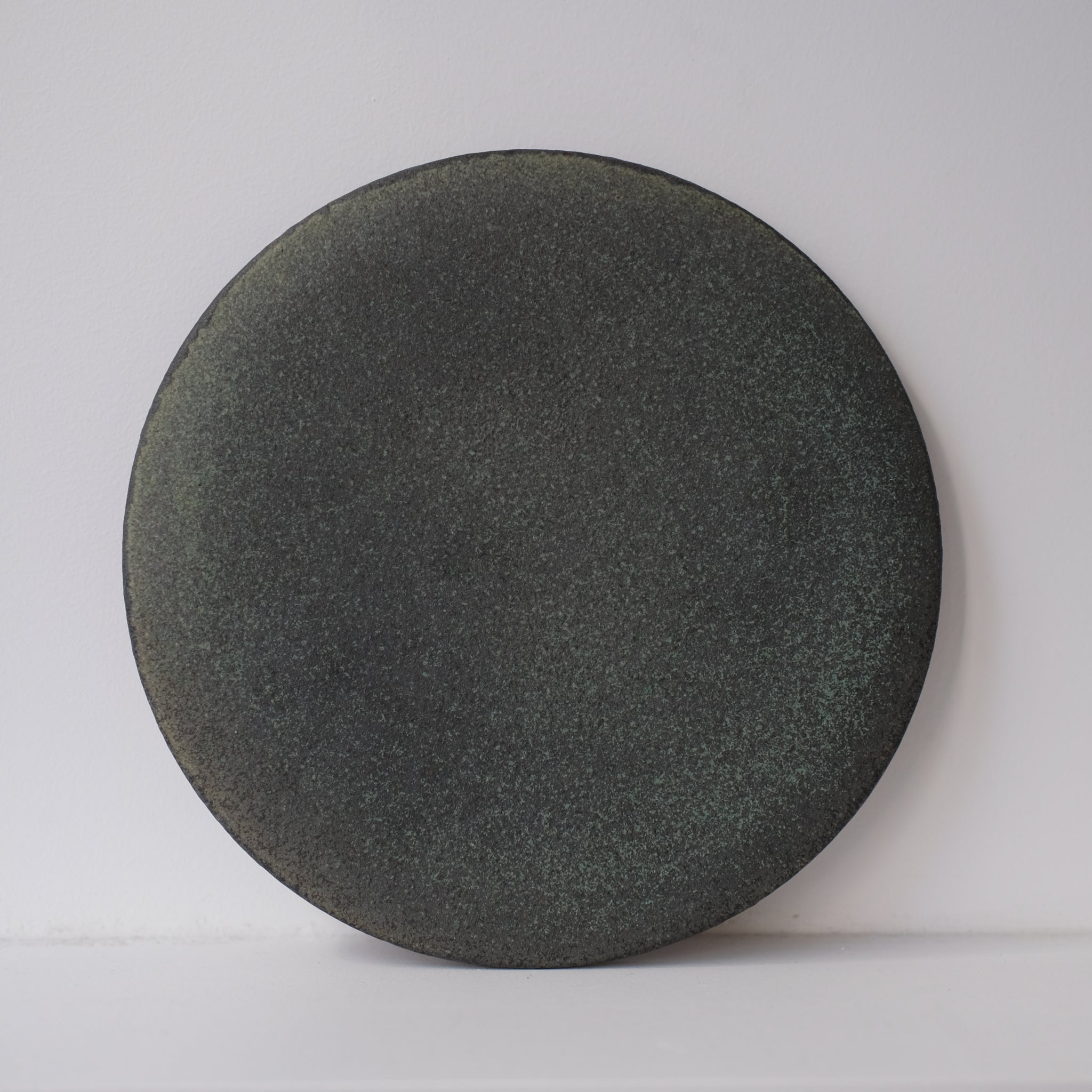 Assiette en grès D 19,5cm vert noir de Mushimegane books. chez Brutal Ceramics