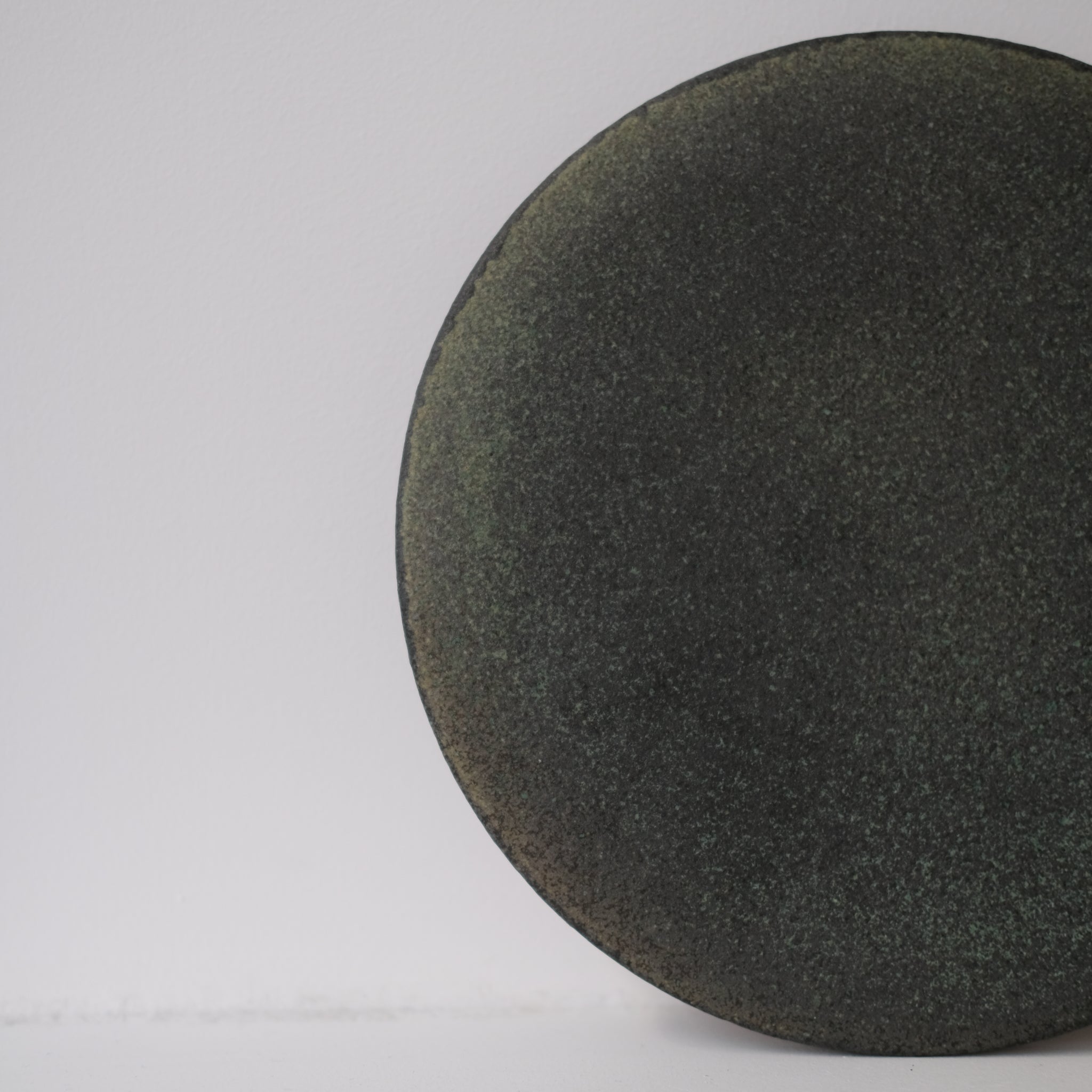 Assiette en grès D 19,5cm vert noir de Mushimegane books. chez Brutal Ceramics