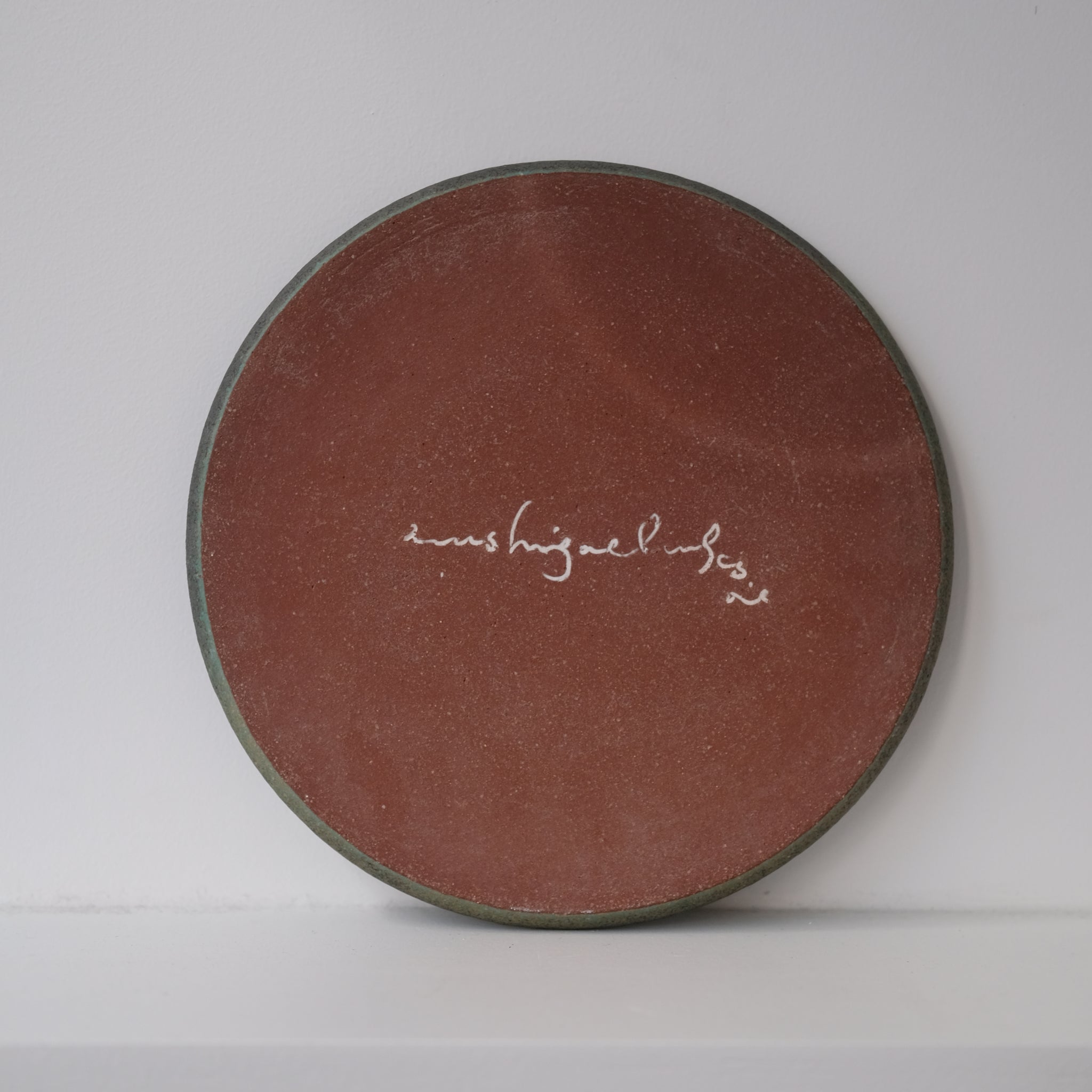 Assiette en grès D 19,5cm vert noir de Mushimegane books. chez Brutal Ceramics