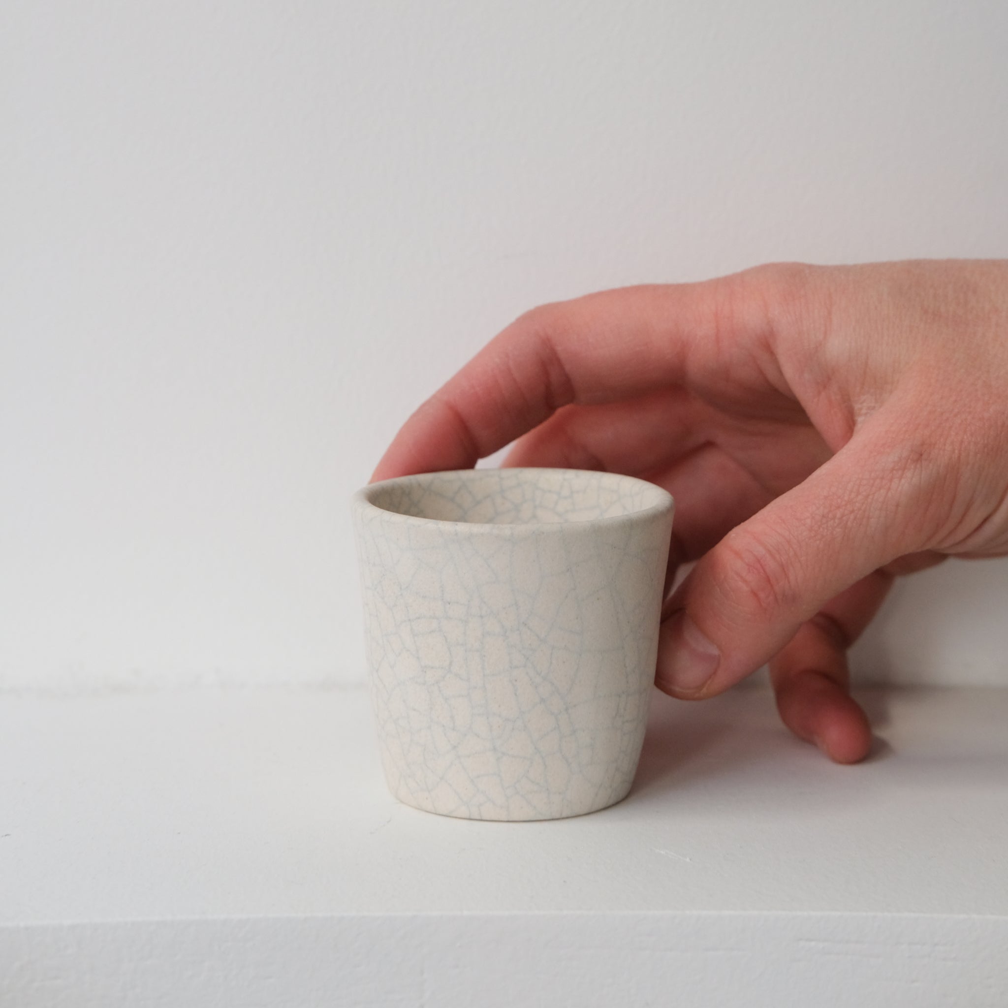 Tasse 50ml - blanc craquelé de Mushimegane books. chez Brutal Ceramics
