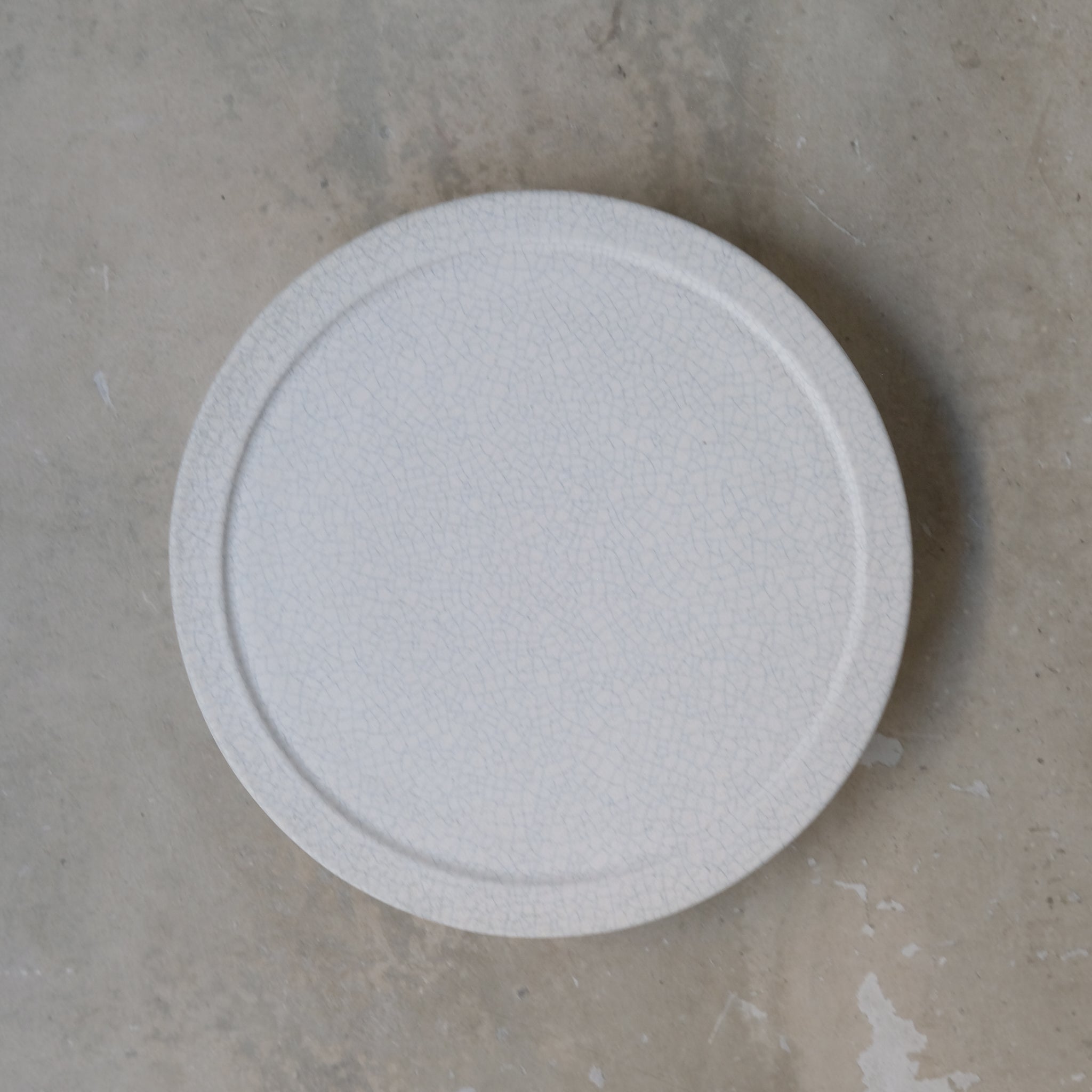 Plateau sur pied - blanc craquelé de Mushimegane books. chez Brutal Ceramics