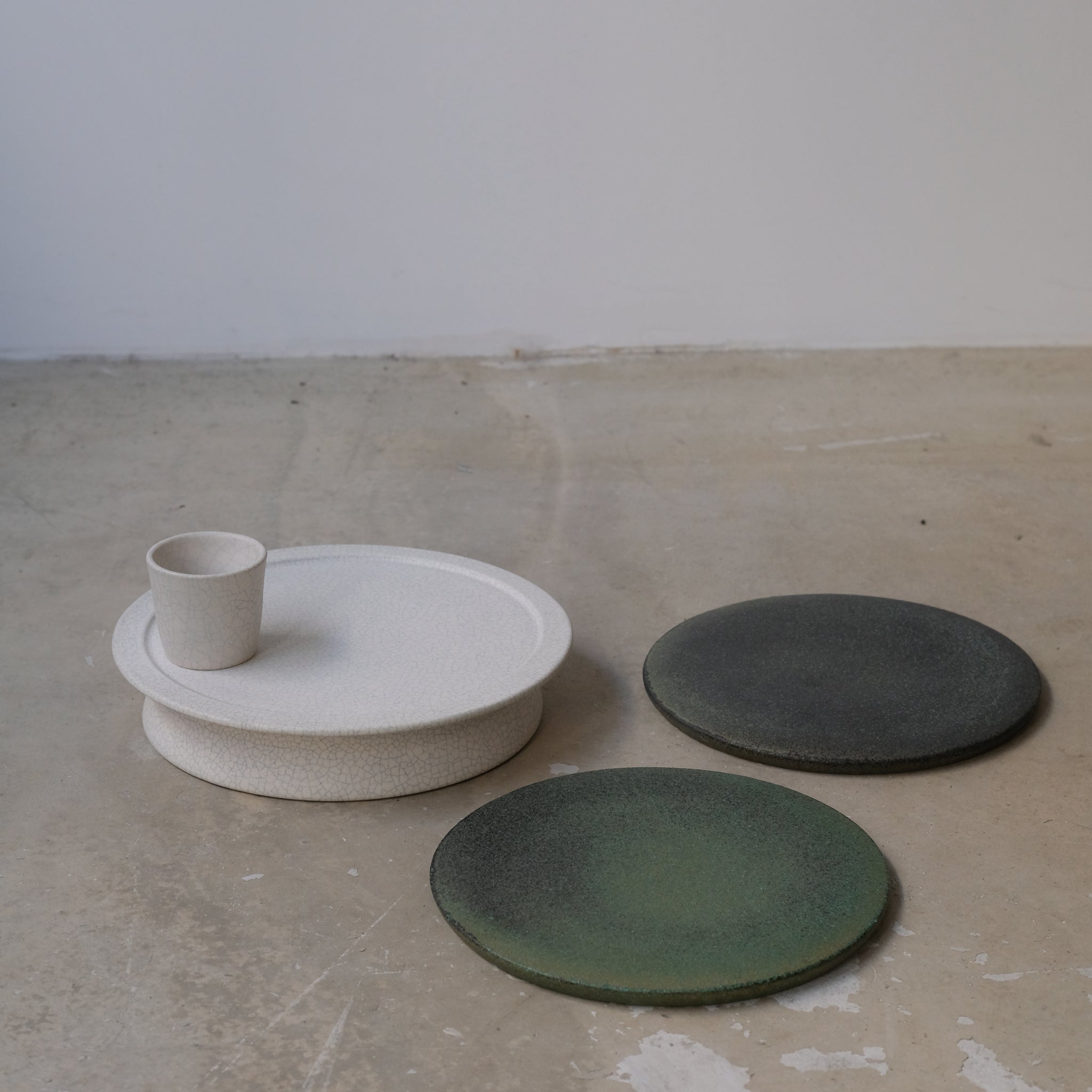 Plateau sur pied - blanc craquelé de Mushimegane books. chez Brutal Ceramics