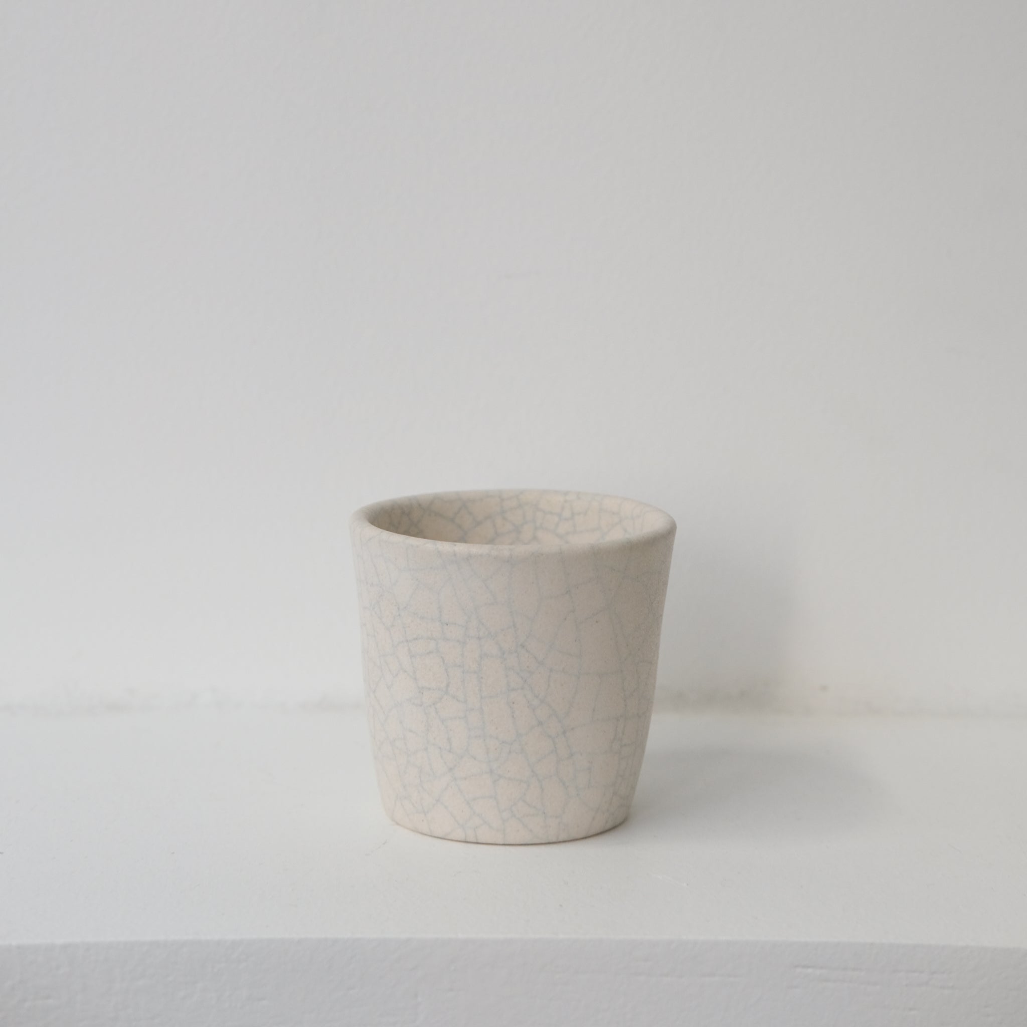 Tasse 50ml - blanc craquelé de Mushimegane books. chez Brutal Ceramics