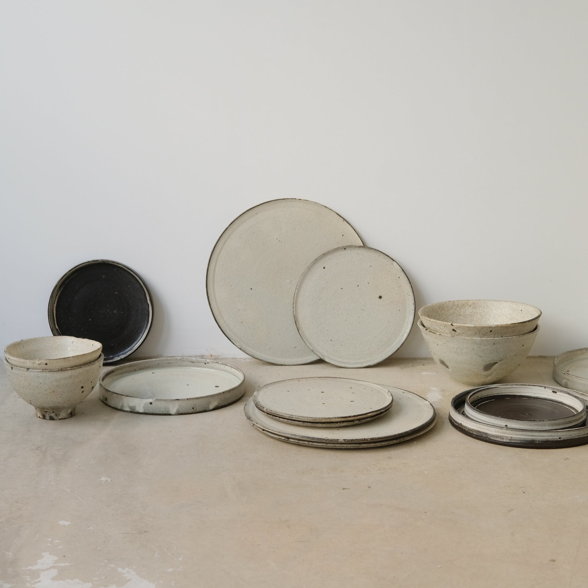 Assiette en grès gris D 26cm - blanc cassé de Ryutaro Yamada chez Brutal Ceramics