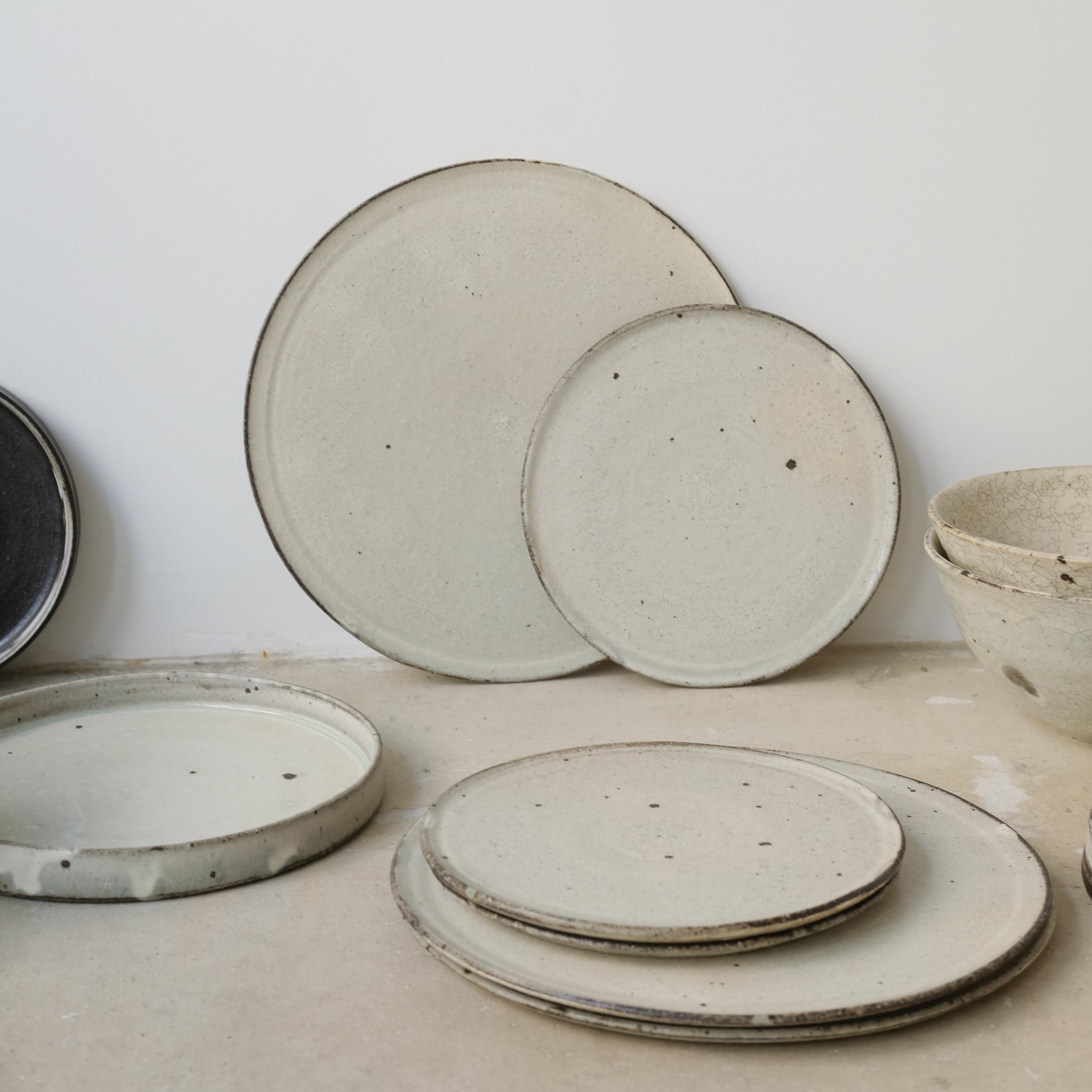 Assiette en grès recolté D 19cm - blanc cassé de Ryutaro Yamada chez Brutal Ceramics